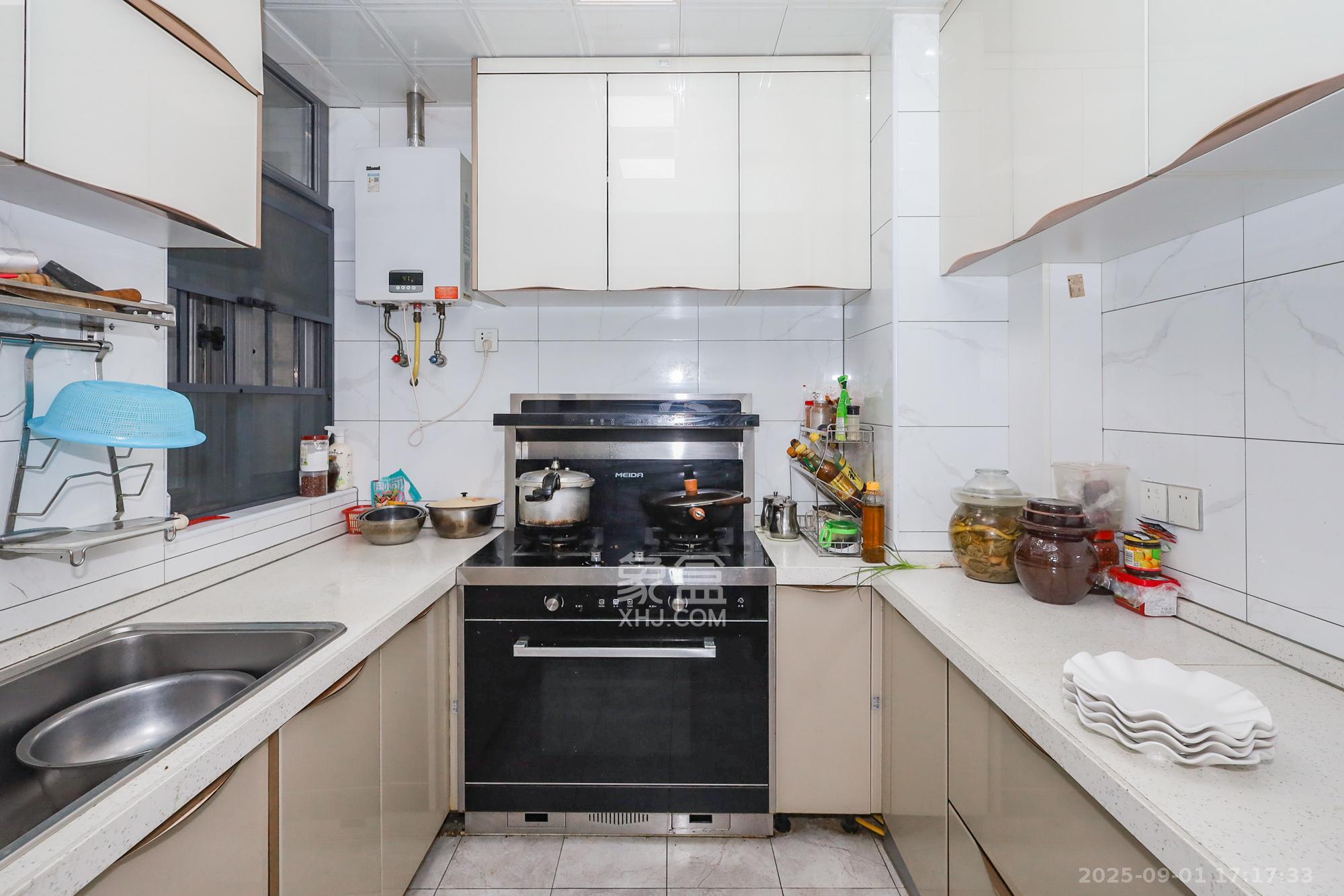 八方小区C区  3室2厅2卫    338.0万厨房