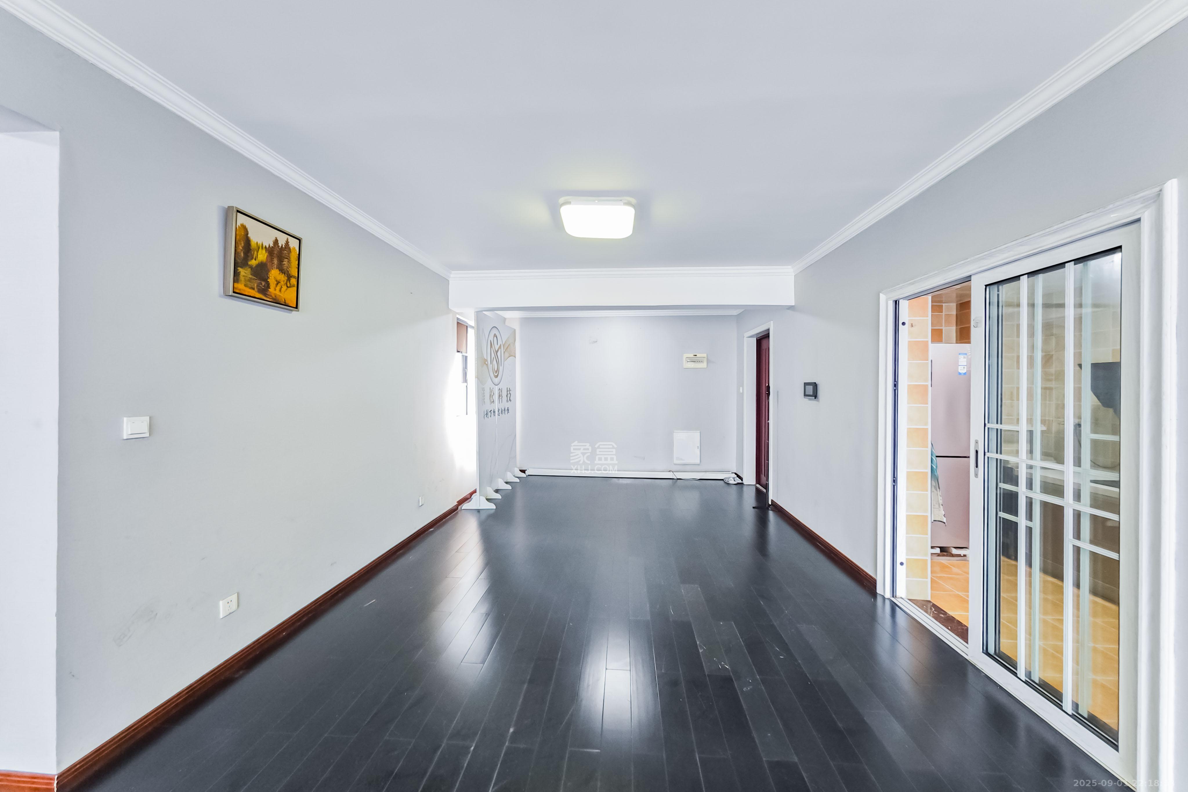 京武浪琴山一、二期  3室2厅2卫    246.0万客厅