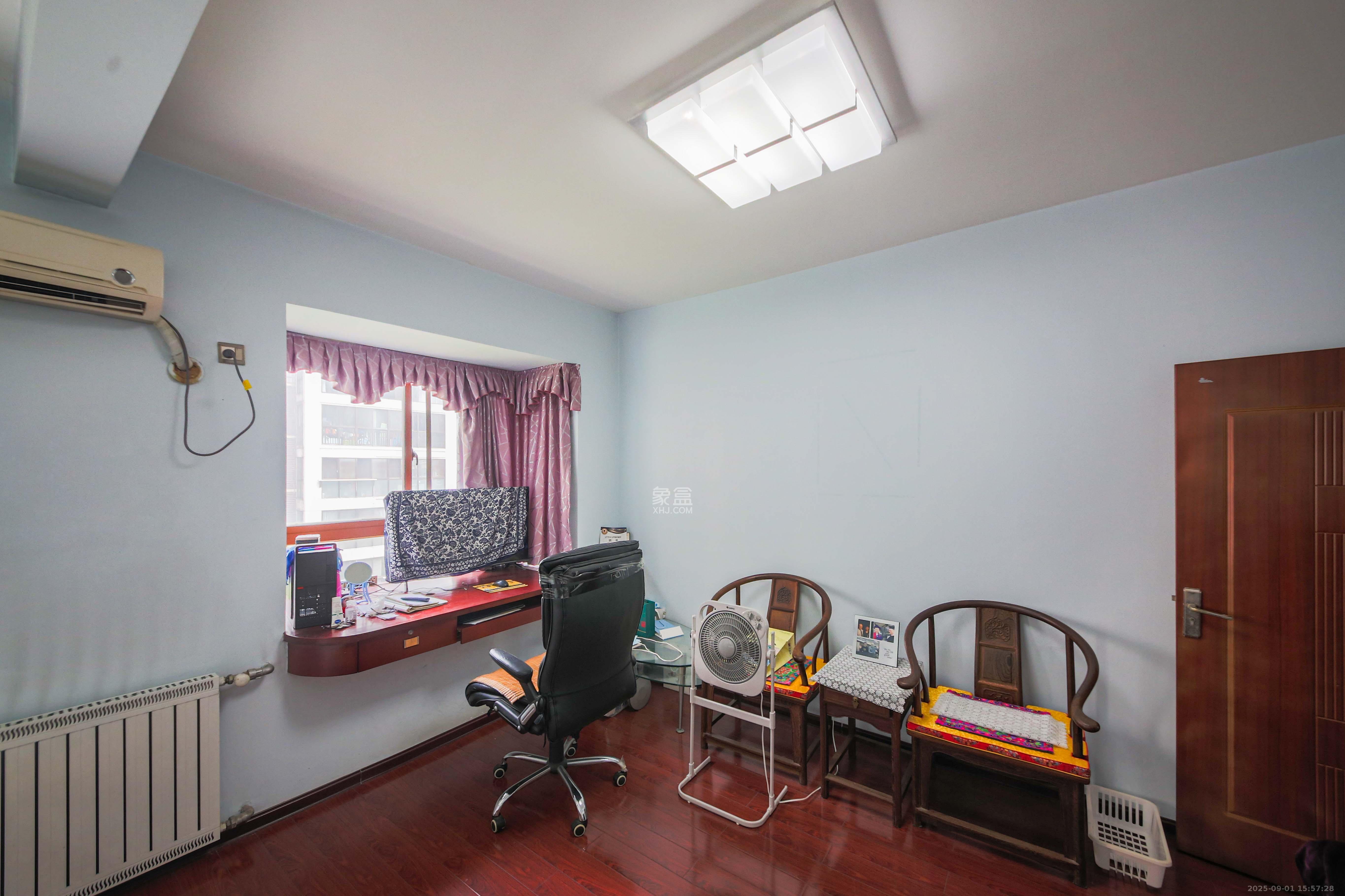 银杏嘉园  5室2厅2卫    233.8万卧室