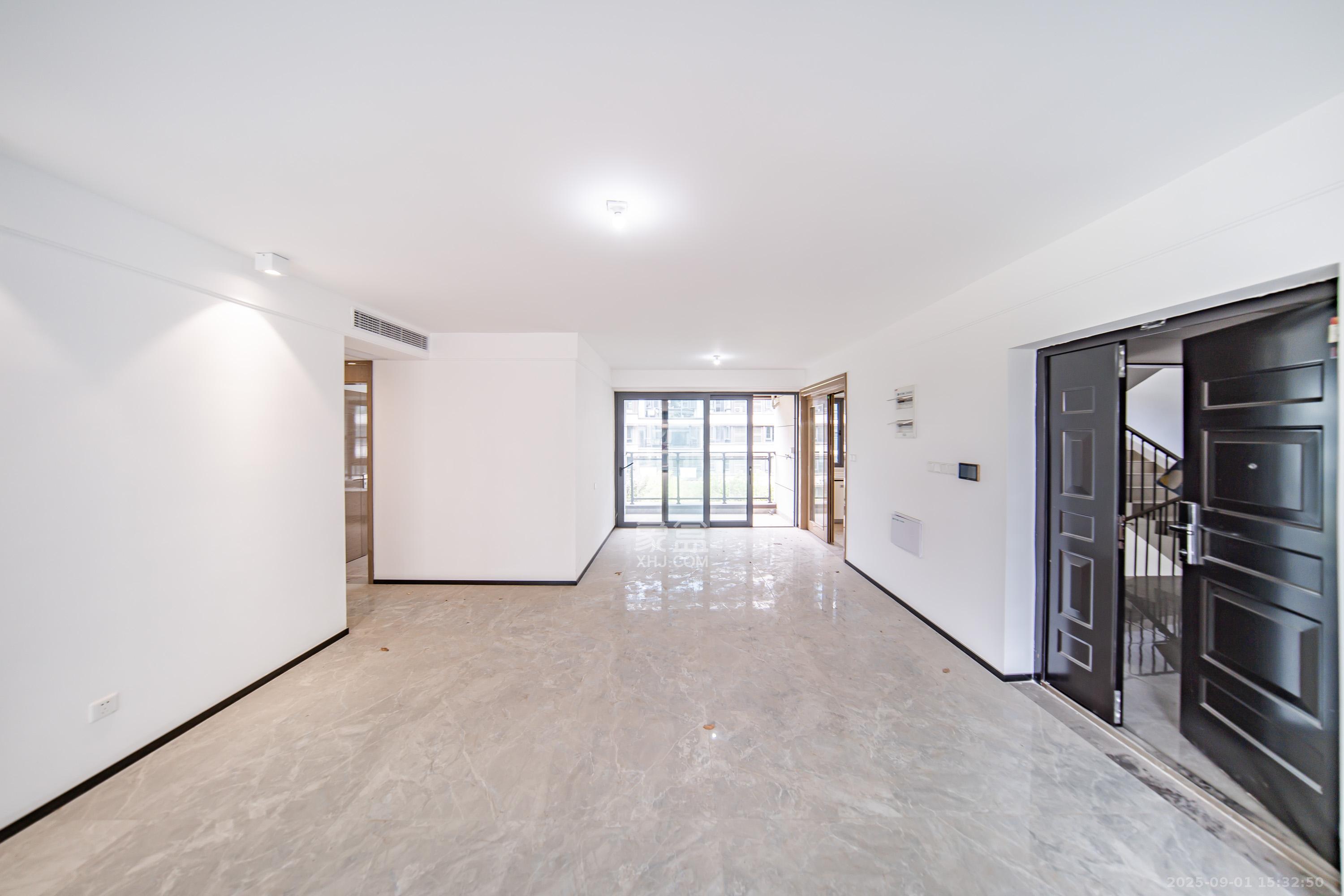 保利天汇  4室2厅2卫    285.0万客厅