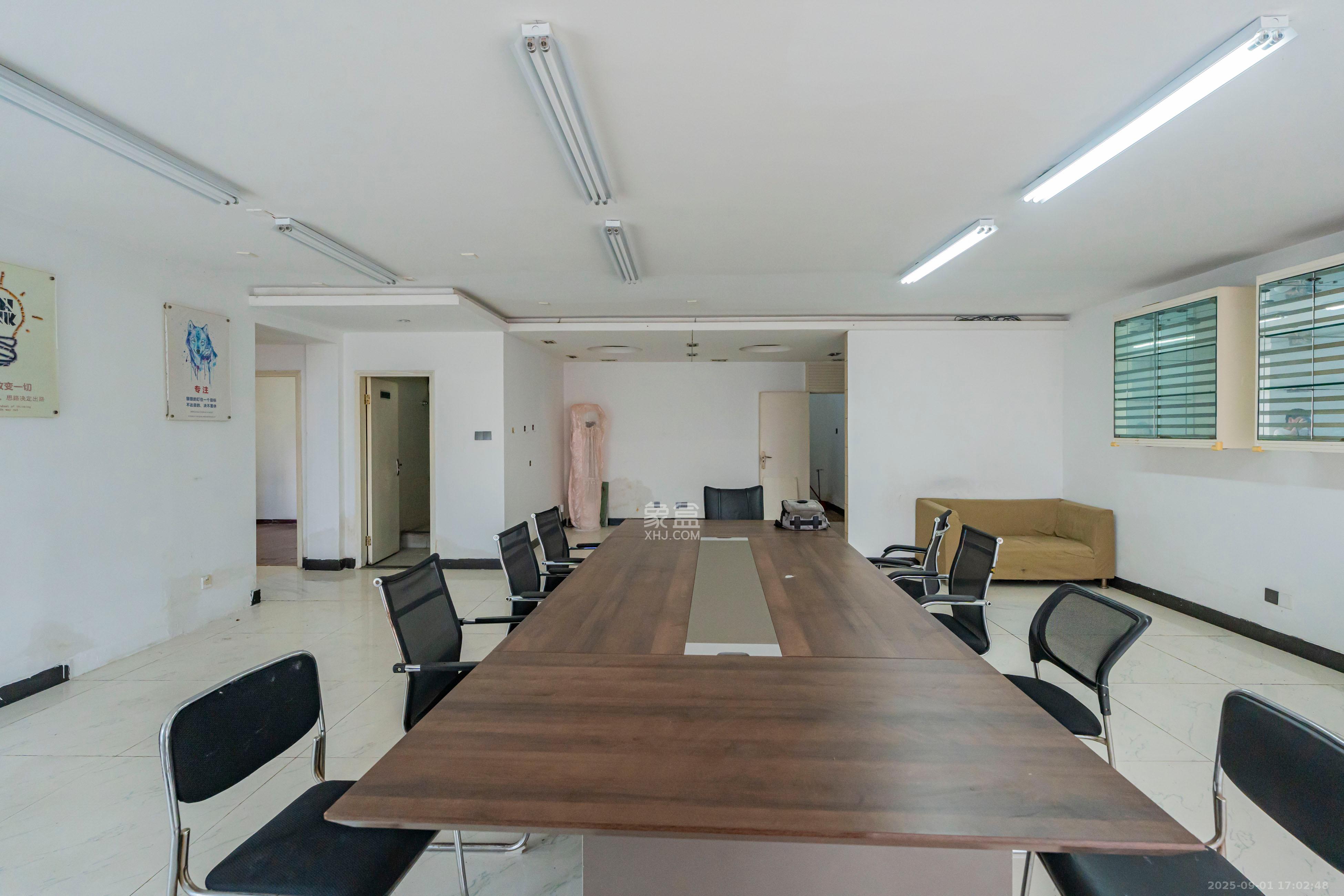 湖南财富中心  3室2厅2卫    130.0万客厅