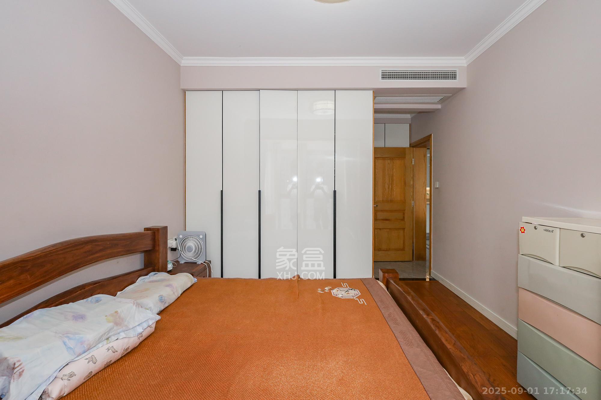 八方小区C区  3室2厅2卫    338.0万卧室