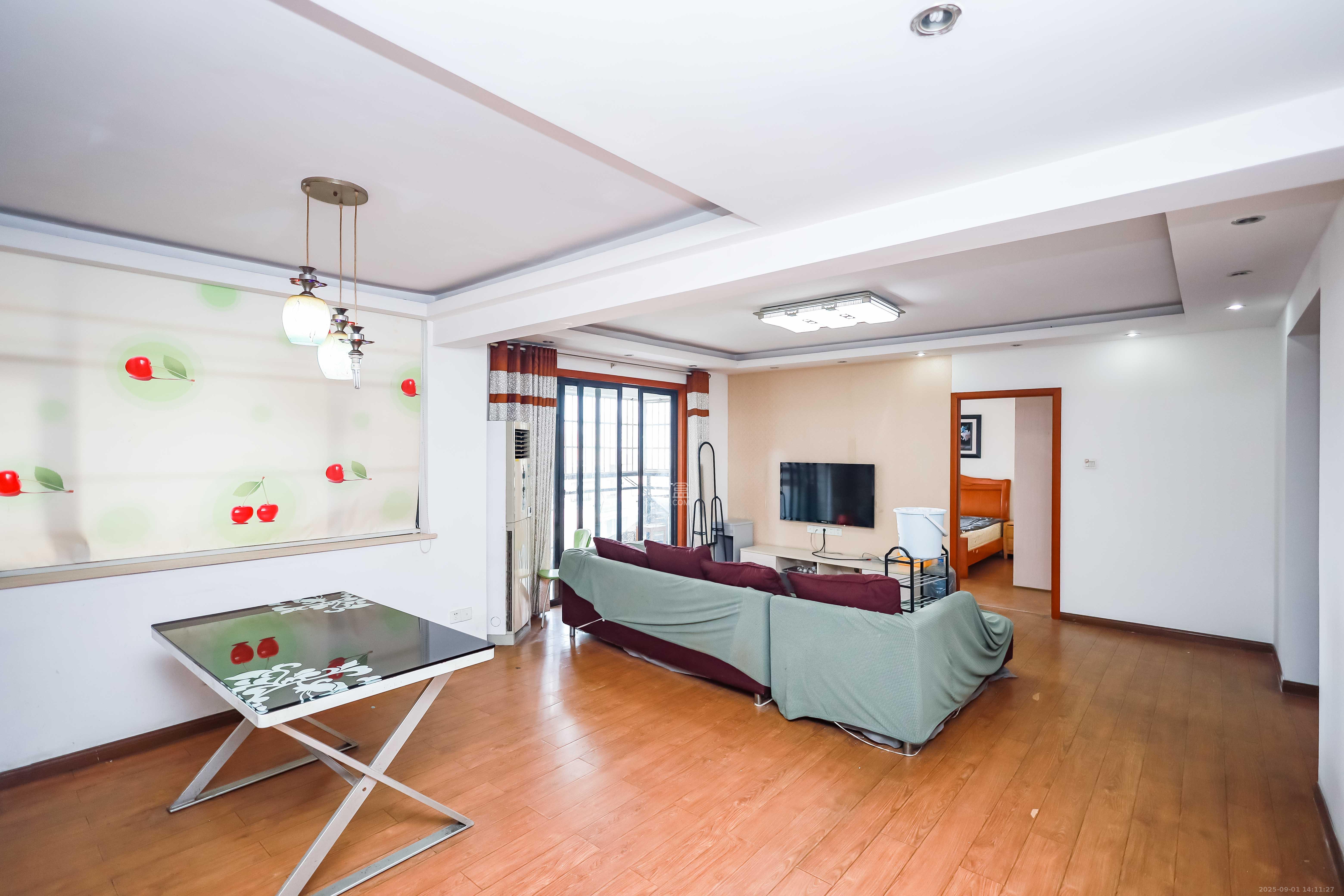 西城龙庭  4室2厅1卫    130.0万客厅