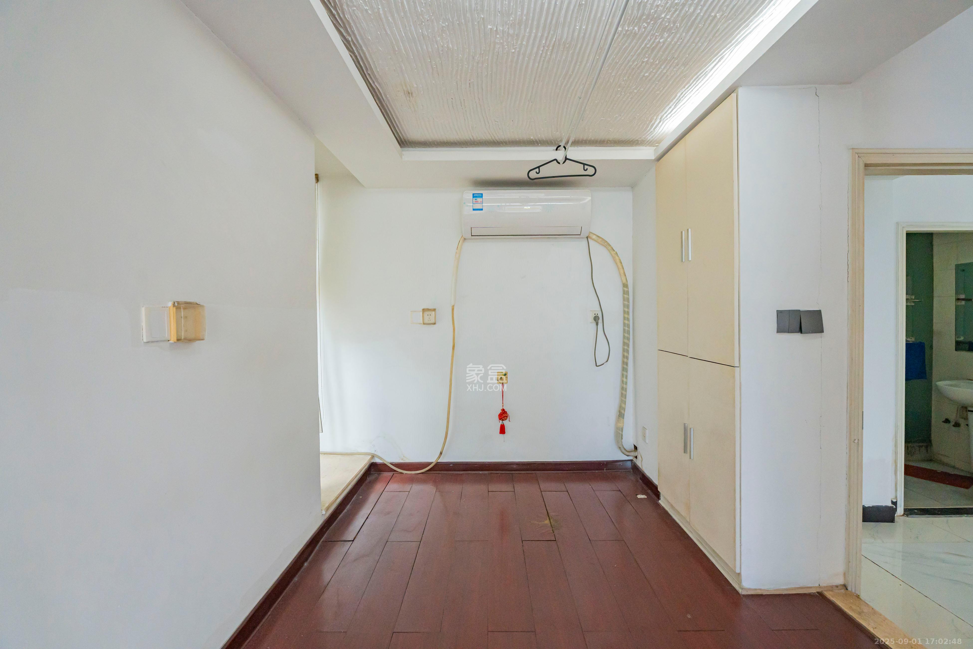 湖南财富中心  3室2厅2卫    130.0万卧室