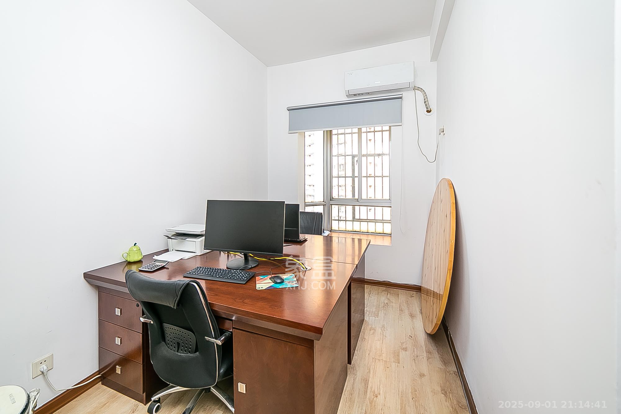 华银园  6室3厅3卫    150.0万卧室