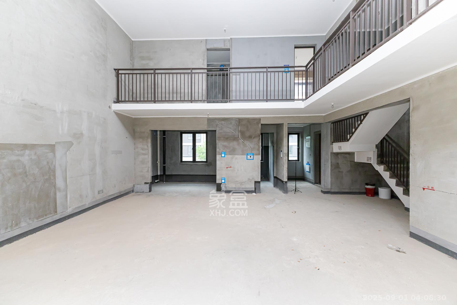 时代建发和著 5室2厅3卫 350.0万 时代建发和著 5室2厅3卫 350.0万客厅