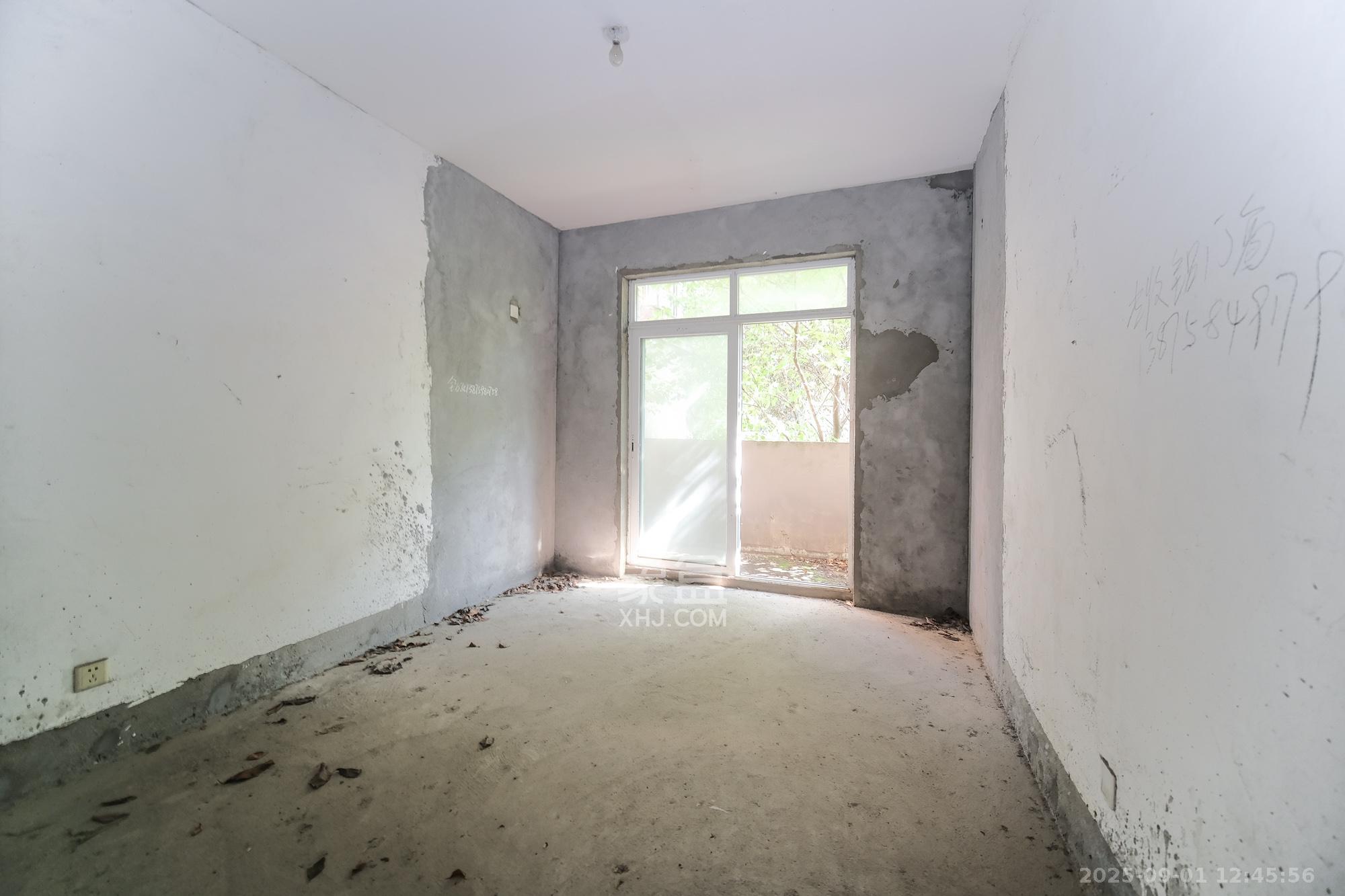 山水湾  6室3厅3卫    438.0万 山水湾  6室3厅3卫    438.0万卧室