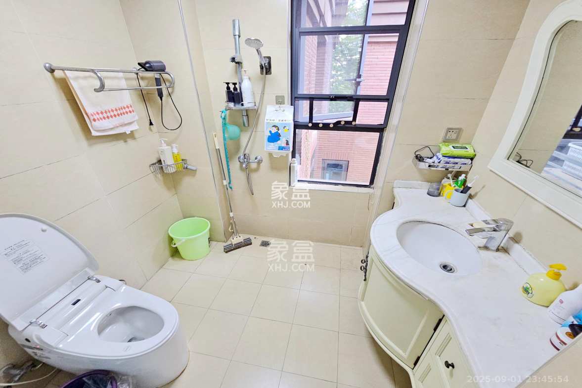 中隆国际御玺 4室2厅2卫 235.5万 中隆国际御玺 4室2厅2卫 235.5万卫生间