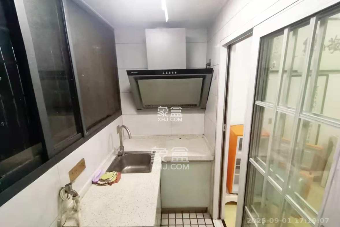 红公馆(前程丽景大厦)  1室2厅4卫    1300.0元/月 红公馆(前程丽景大厦)  1室2厅4卫    1300.0元/月室内图