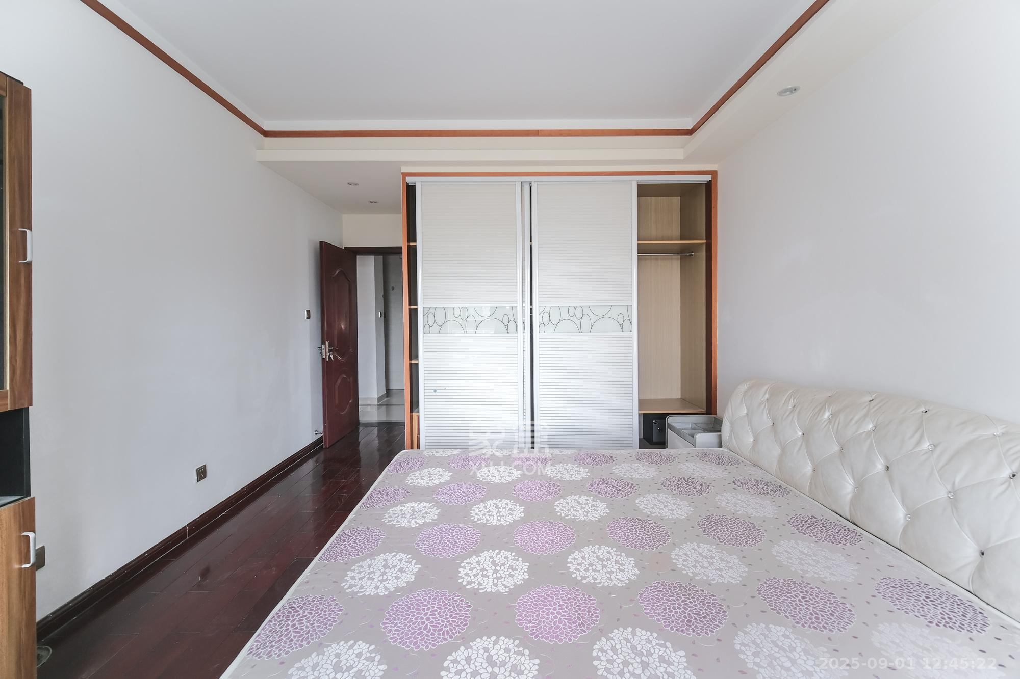 山水湾 4室2厅2卫 90.0万 山水湾 4室2厅2卫 90.0万卧室