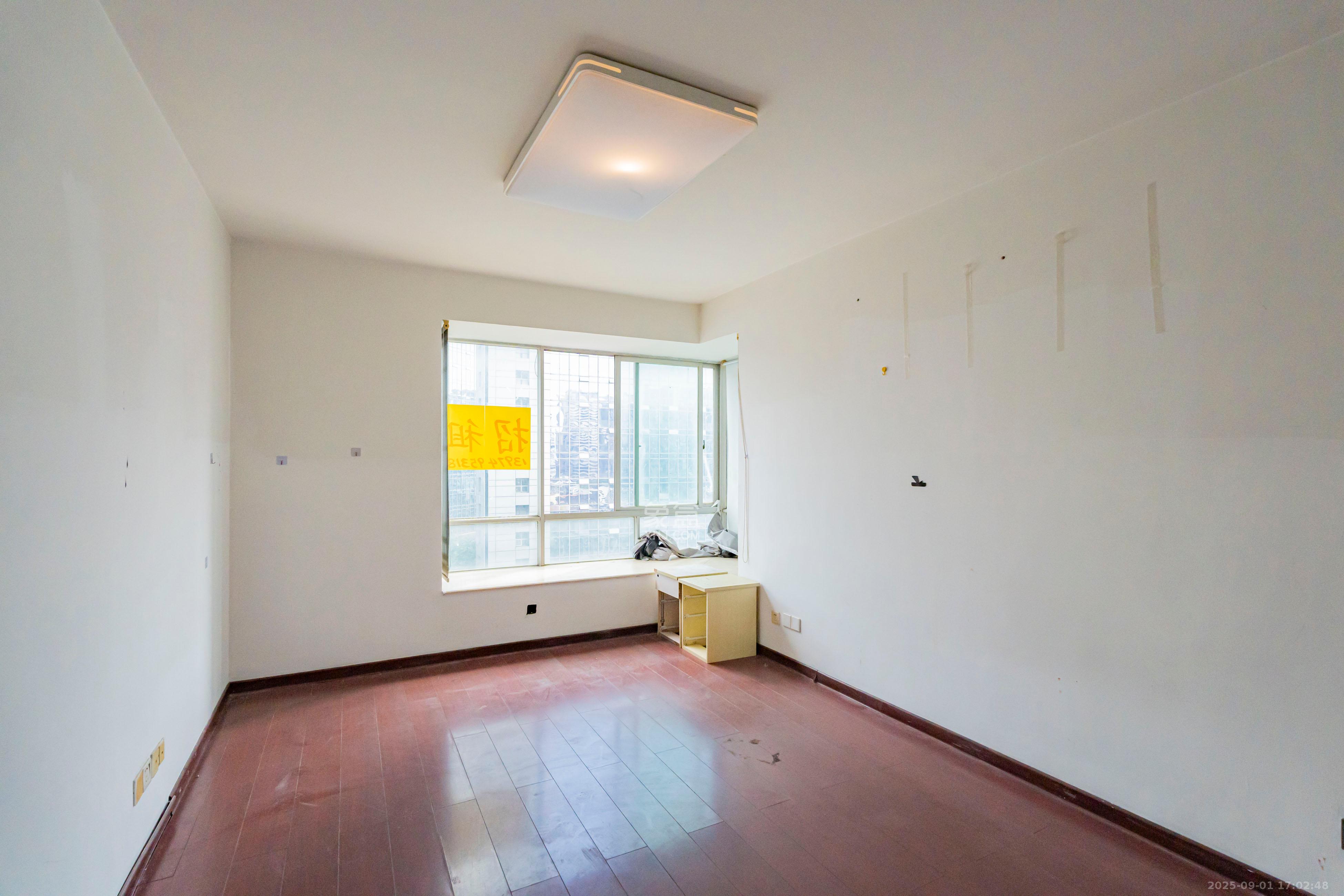 湖南财富中心  3室2厅2卫    130.0万卧室