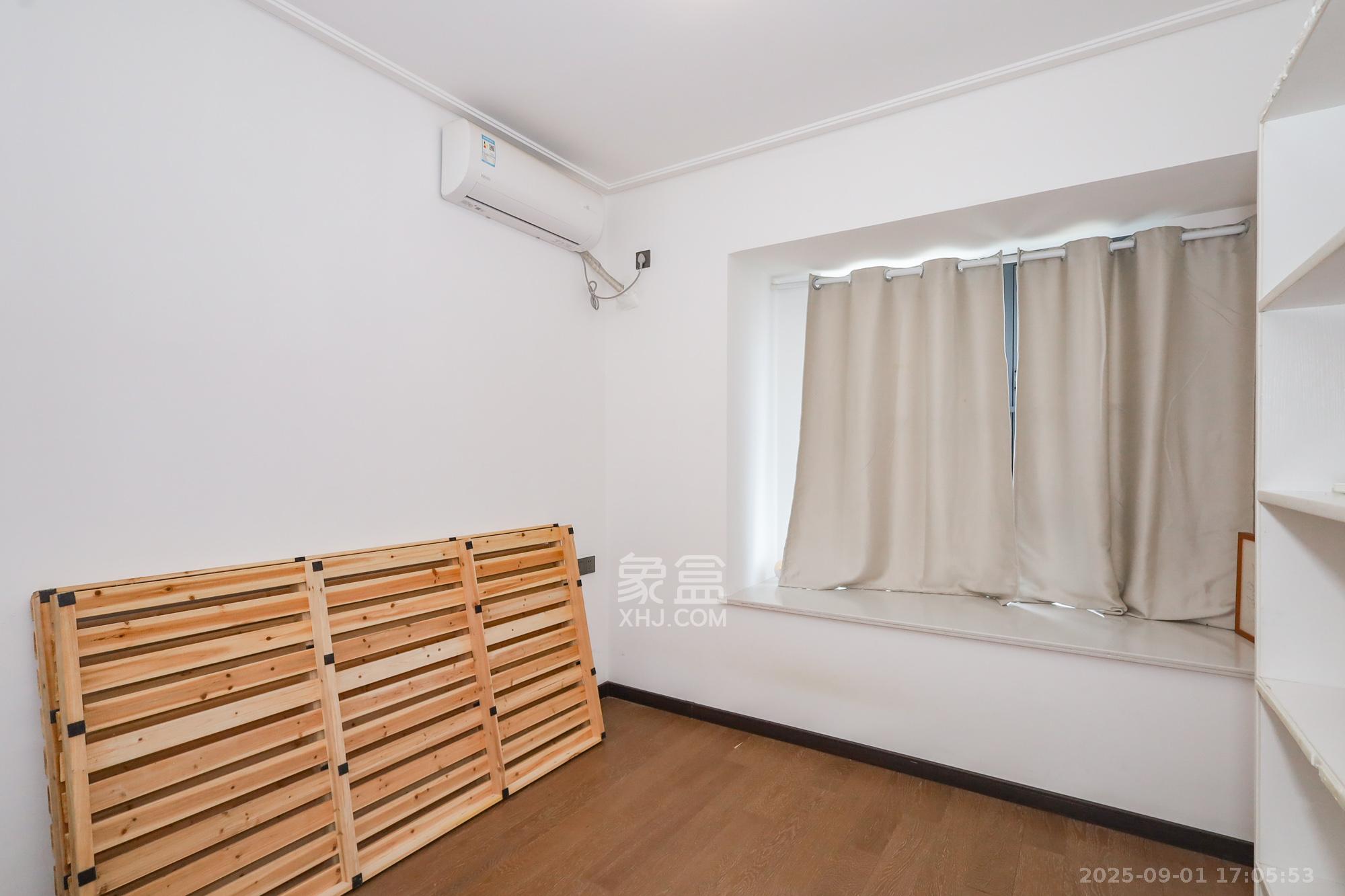 卓越中寰 4室2厅2卫 225.0万 卓越中寰 4室2厅2卫 225.0万卧室