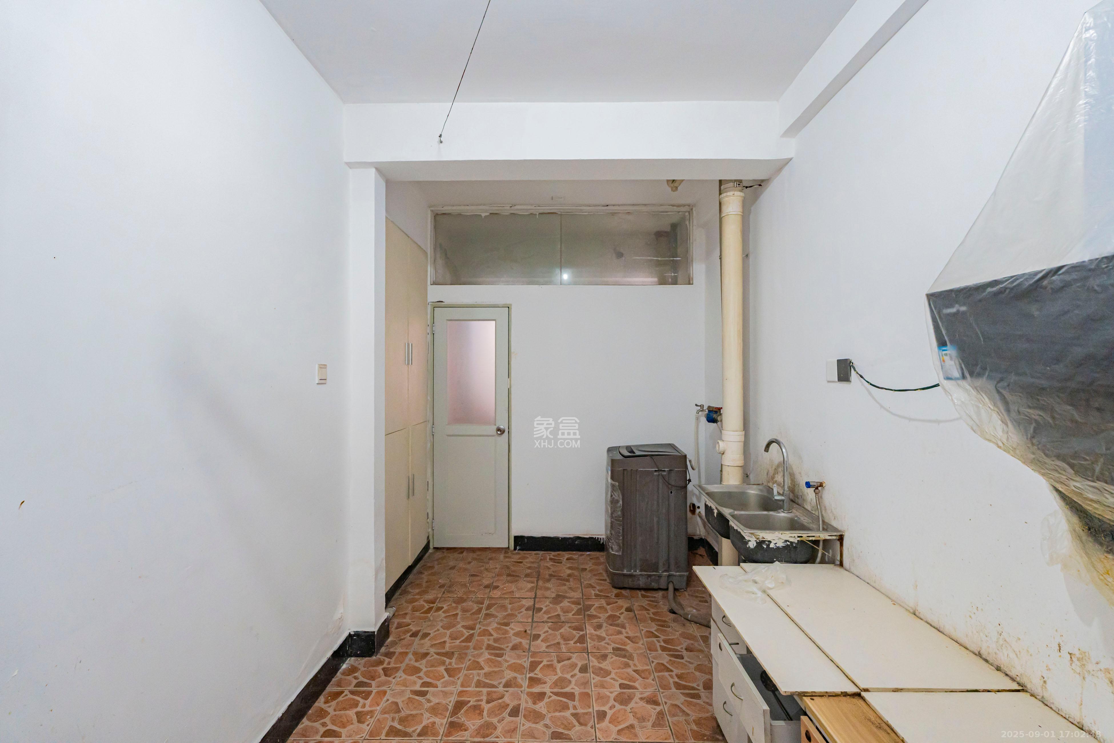 湖南财富中心  3室2厅2卫    130.0万厨房