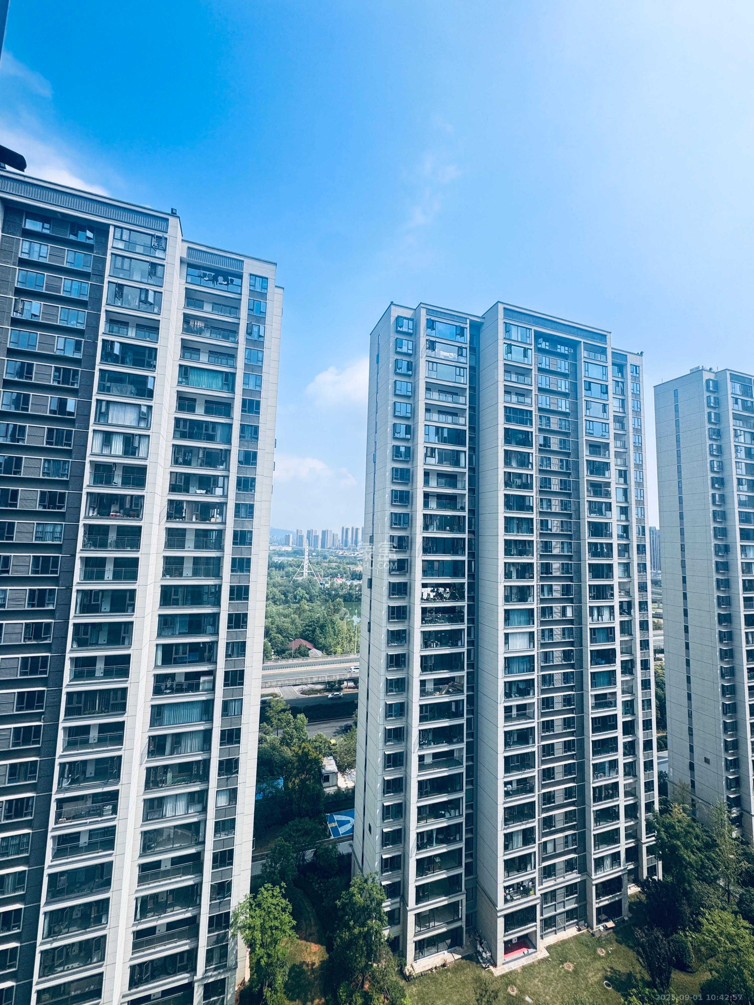 卓越洋湖晴翠  4室2厅1卫    3800.0元/月室内图