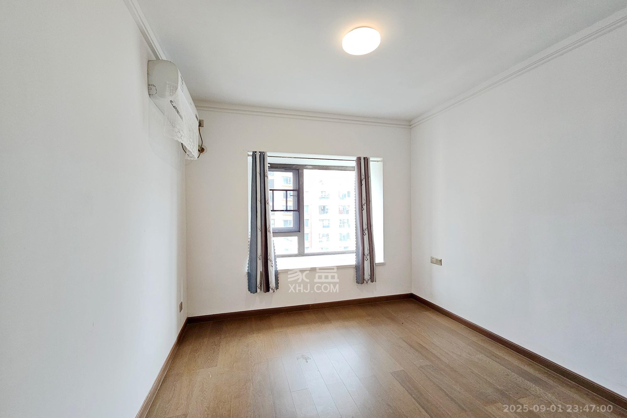 阳光城尚东湾蓝莓苑  4室2厅2卫    130.0万 阳光城尚东湾蓝莓苑  4室2厅2卫    130.0万卧室