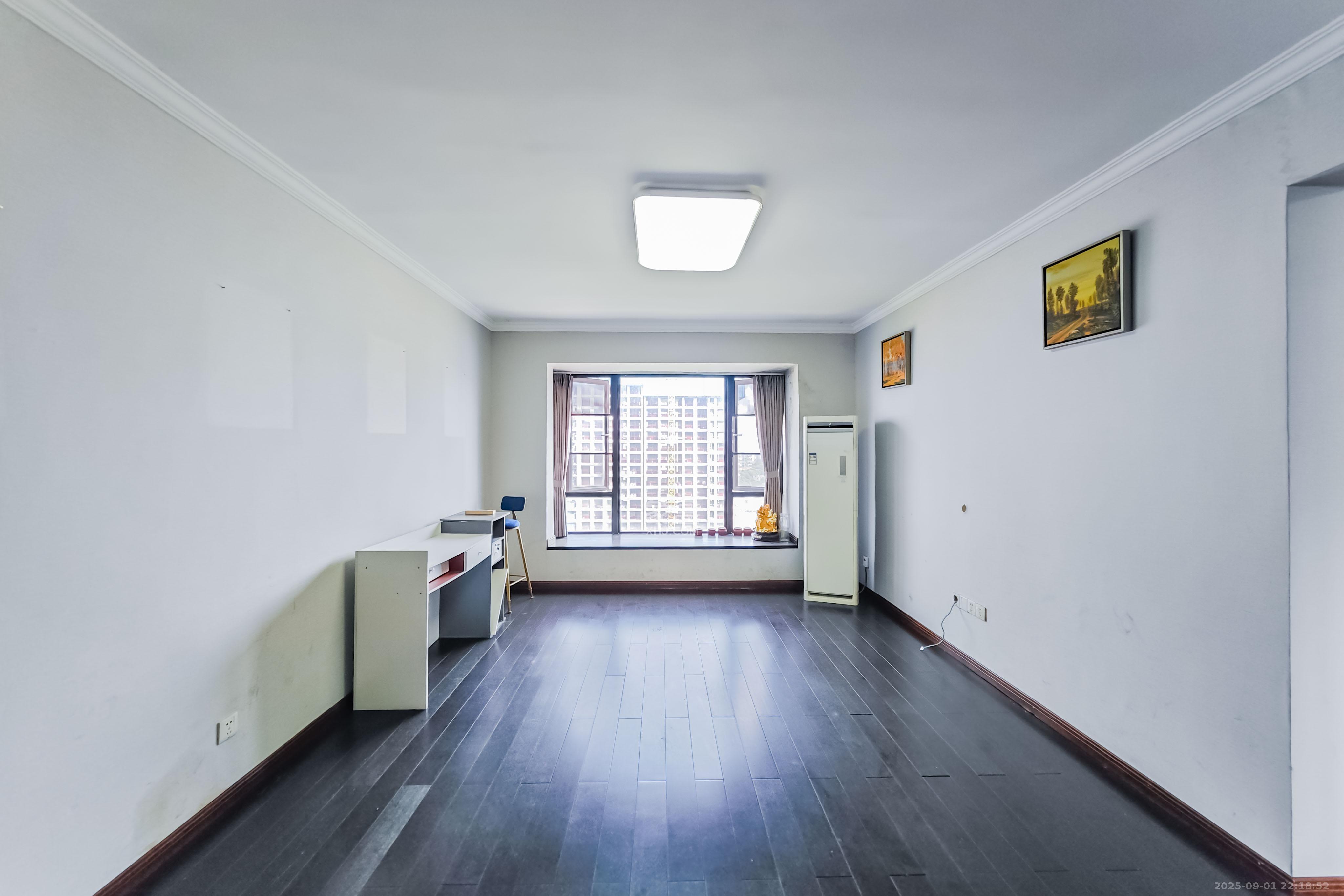 京武浪琴山一、二期  3室2厅2卫    246.0万客厅