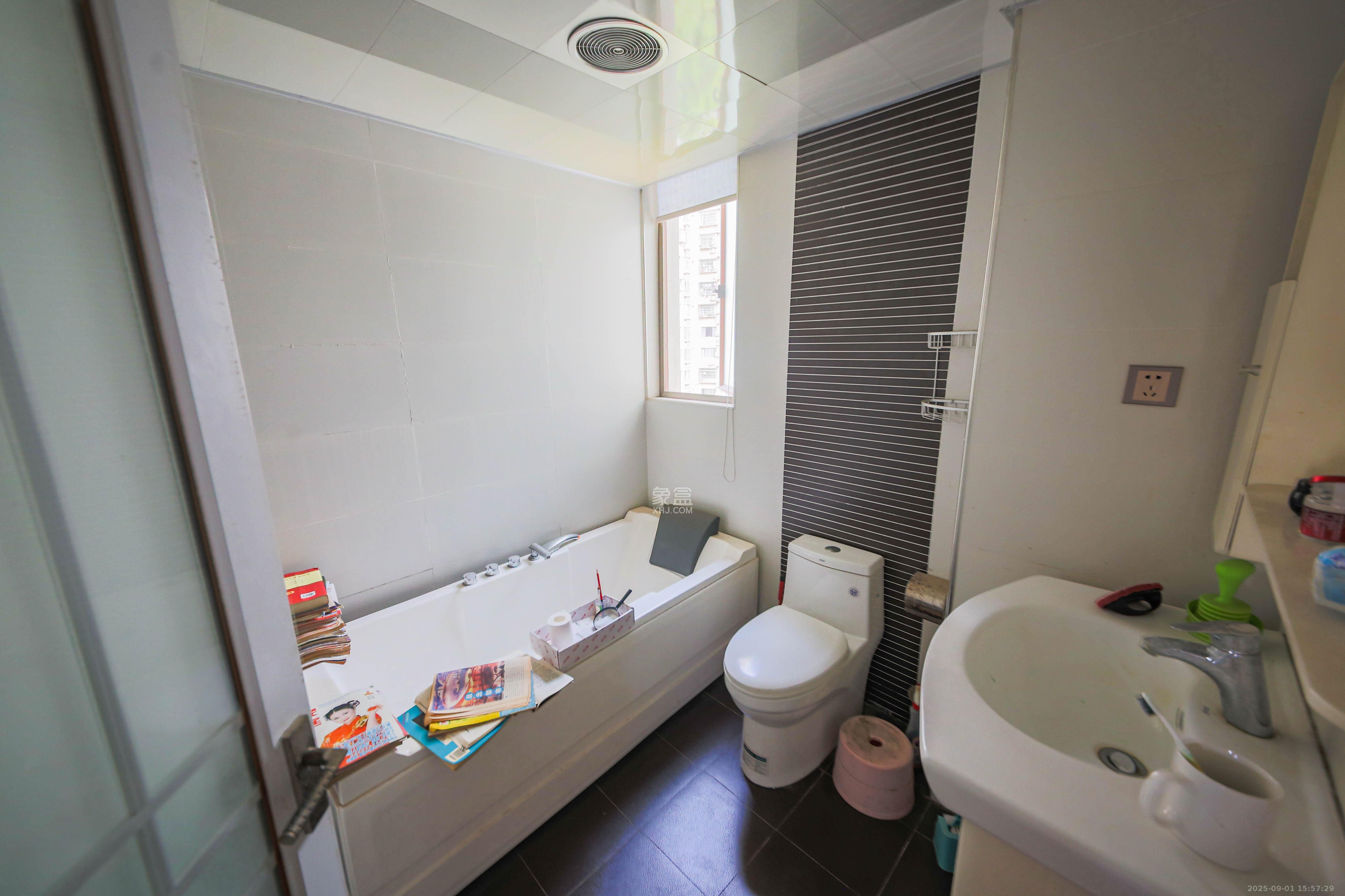 银杏嘉园 5室2厅2卫 233.8万 银杏嘉园 5室2厅2卫 233.8万卫生间