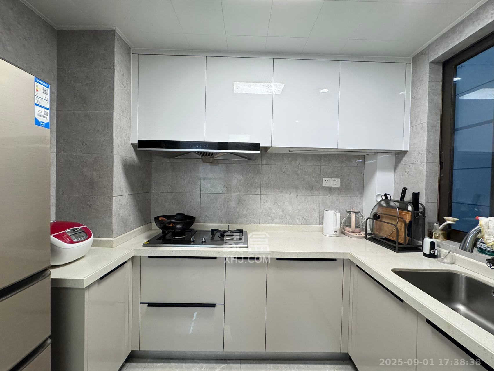 龙湖铂金中心(龙湖春江郦城)  3室2厅2卫    4700.0元/月 龙湖铂金中心(龙湖春江郦城)  3室2厅2卫    4700.0元/月室内图