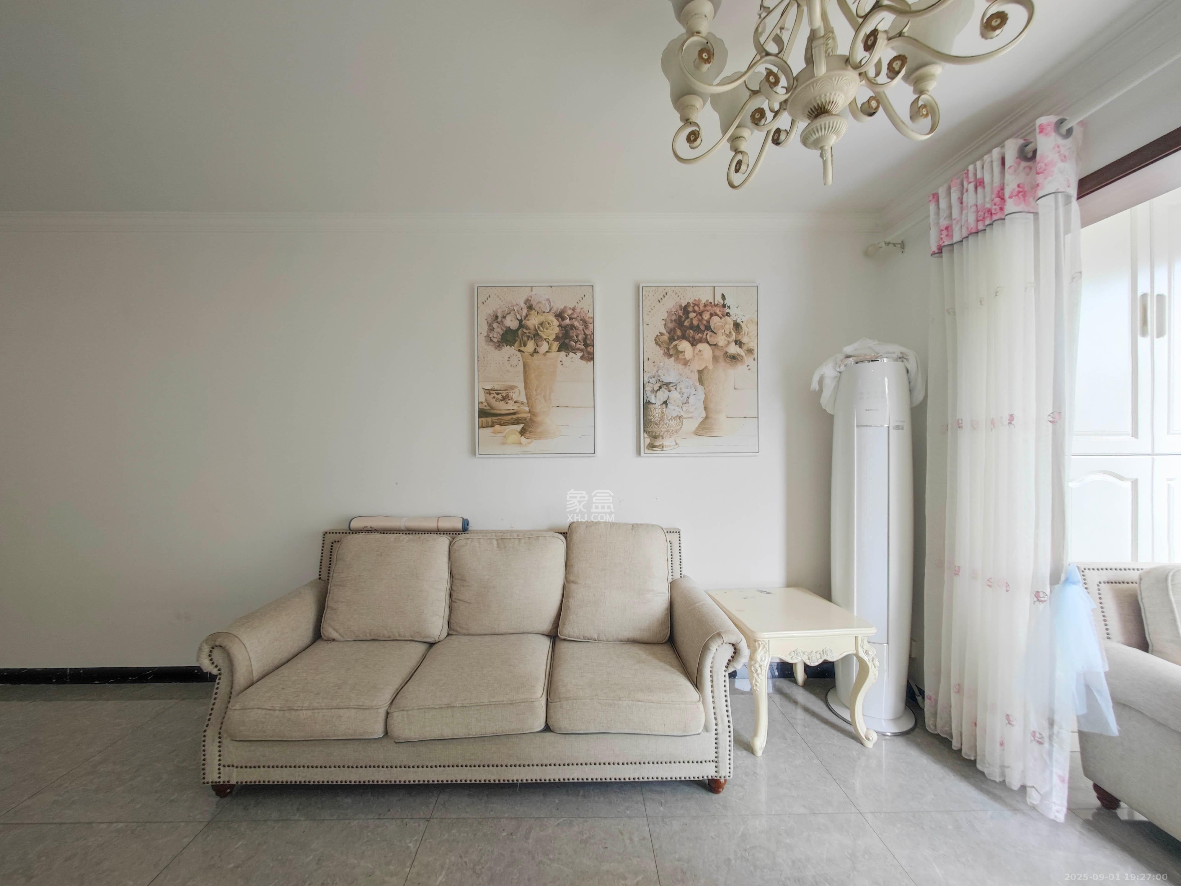 蓝光幸福满庭  3室2厅1卫    83.0万 蓝光幸福满庭  3室2厅1卫    83.0万客厅