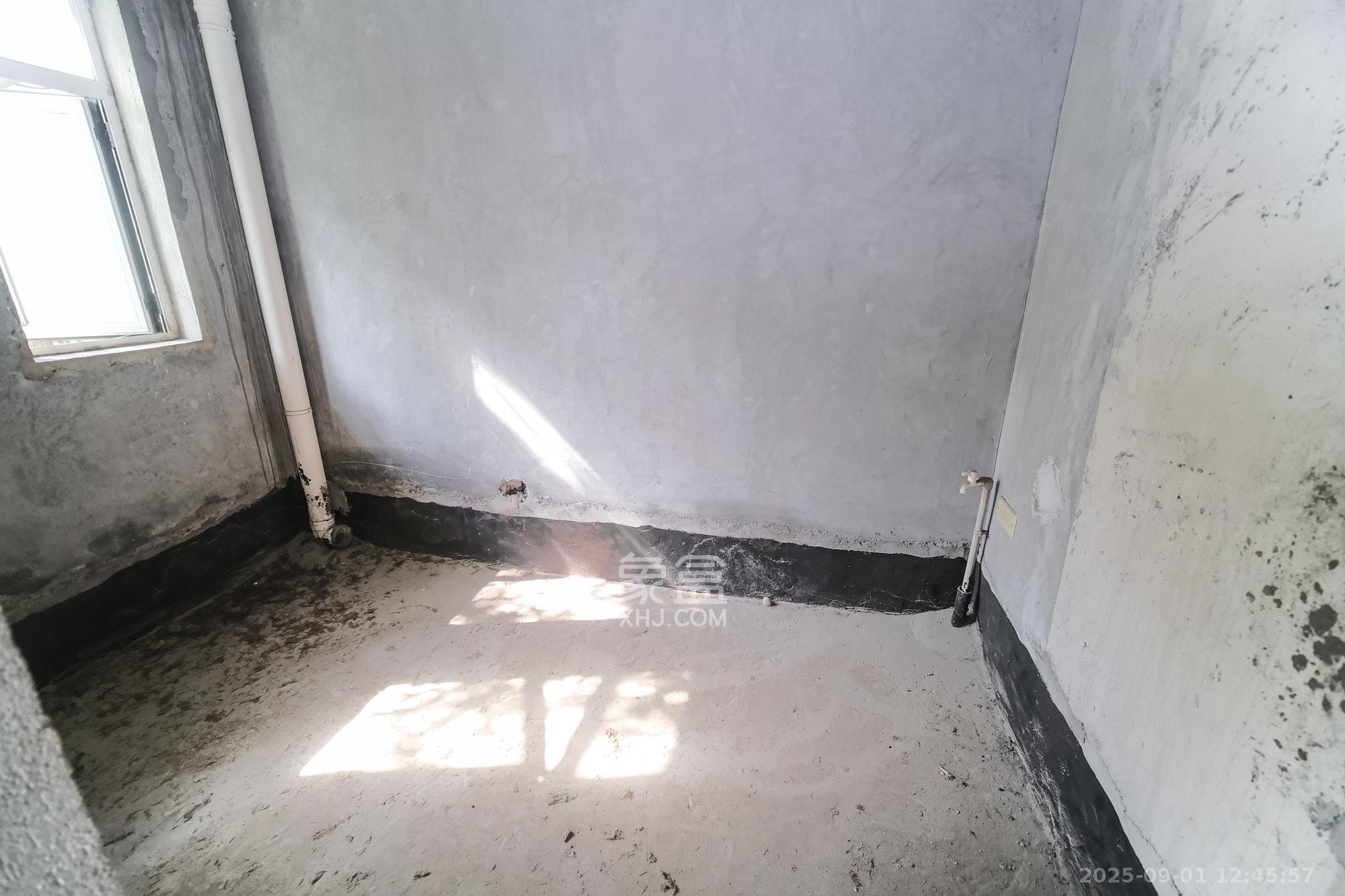 山水湾  6室3厅3卫    438.0万 山水湾  6室3厅3卫    438.0万卫生间