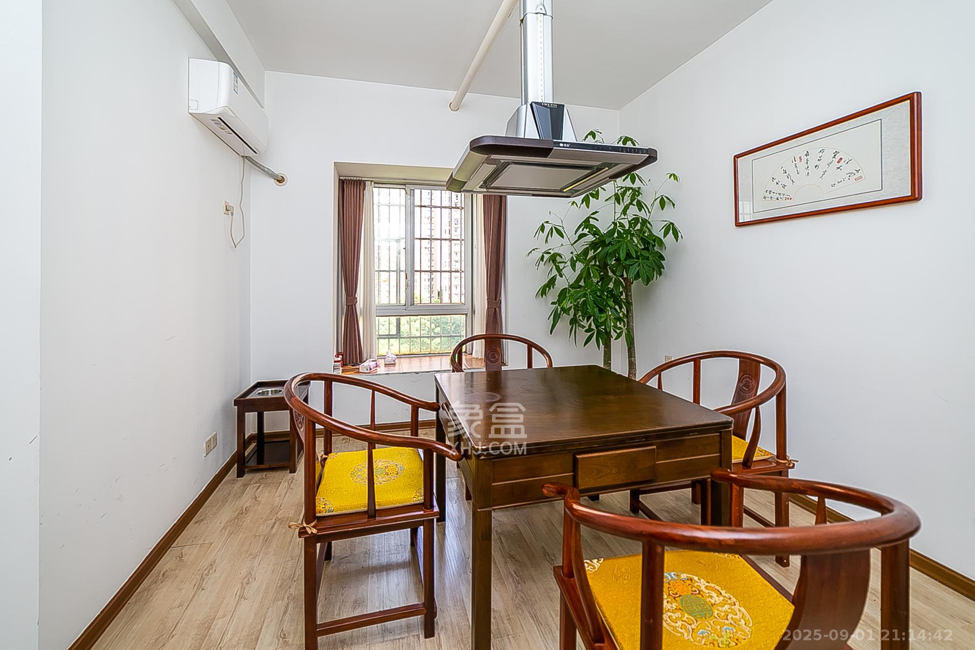 华银园  6室3厅3卫    150.0万卧室