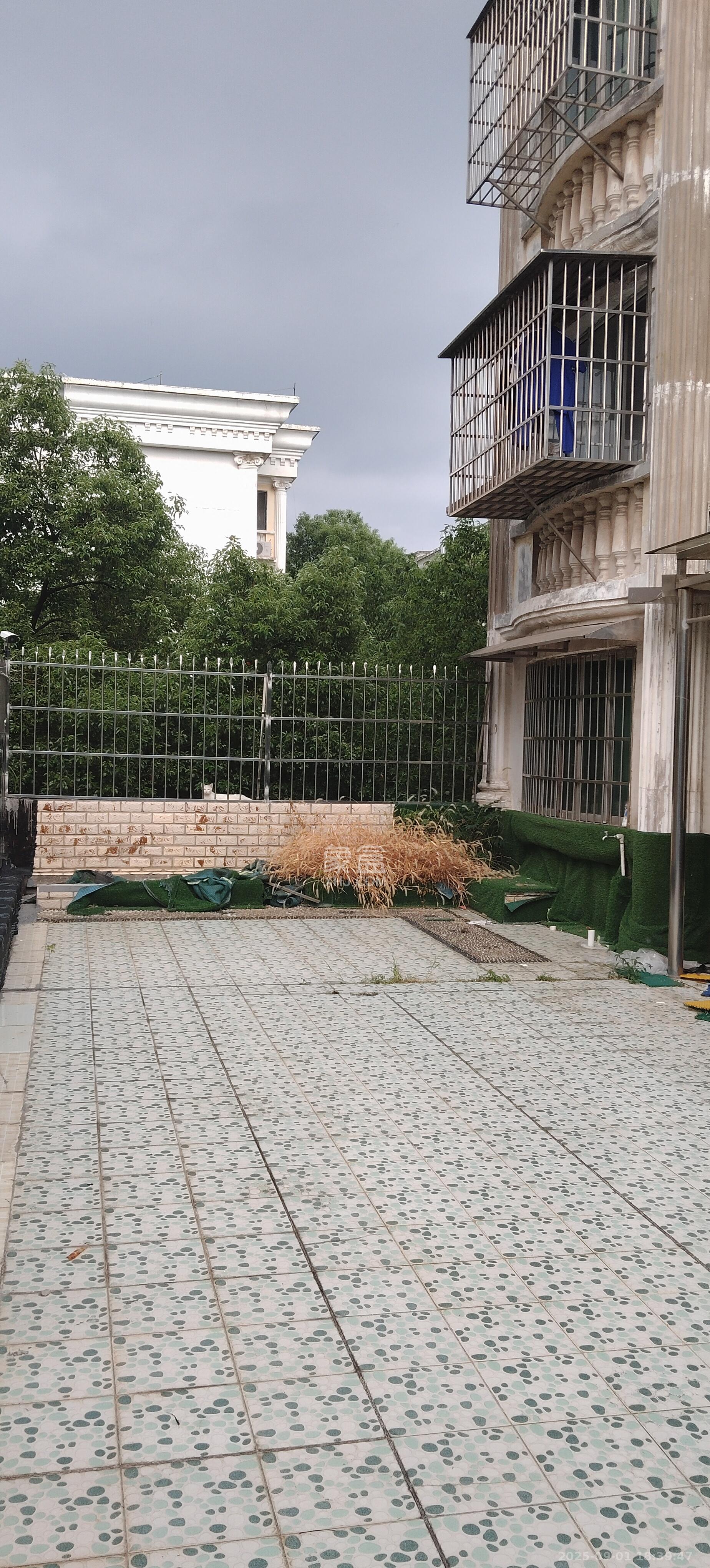 中南汽车世界  2室2厅1卫    1700.0元/月室内图