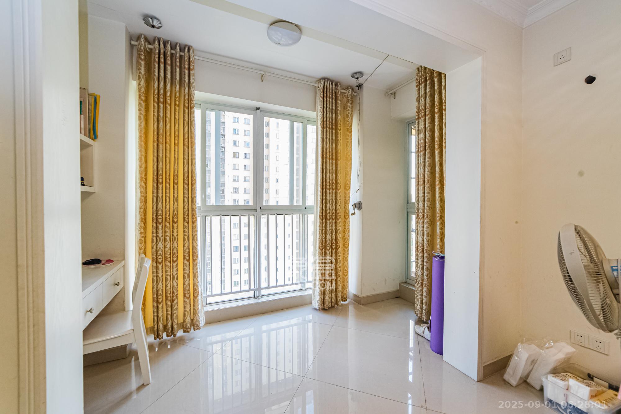 万国城(当代满庭春MOMA)三期 2室2厅1卫 69.0万 万国城(当代满庭春MOMA)三期 2室2厅1卫 69.0万阳台