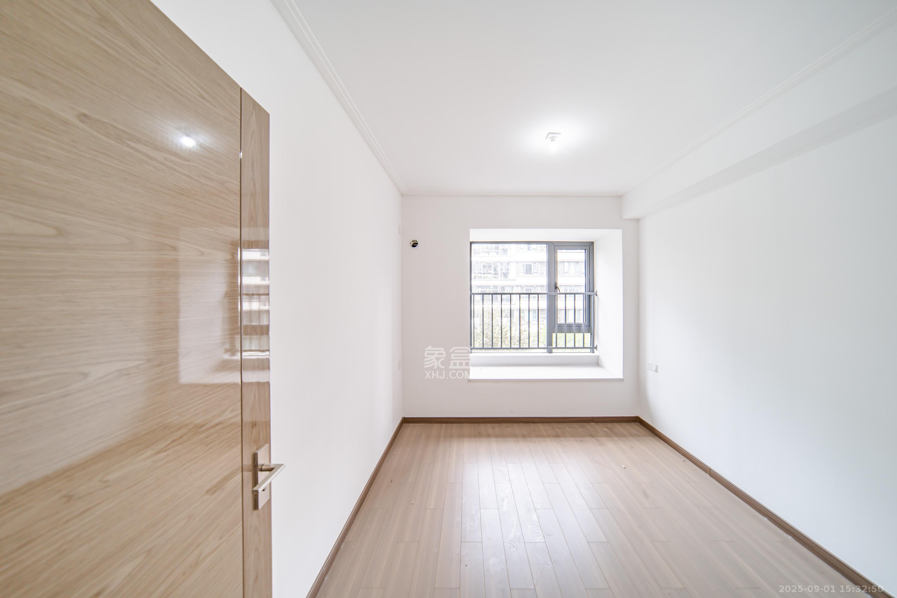 保利天汇  4室2厅2卫    285.0万卧室