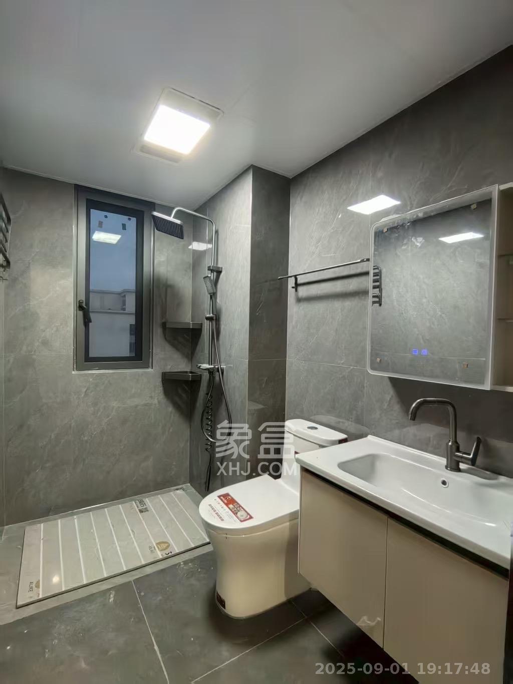 卓越蔚蓝海岸三期  4室2厅2卫    4500.0元/月室内图