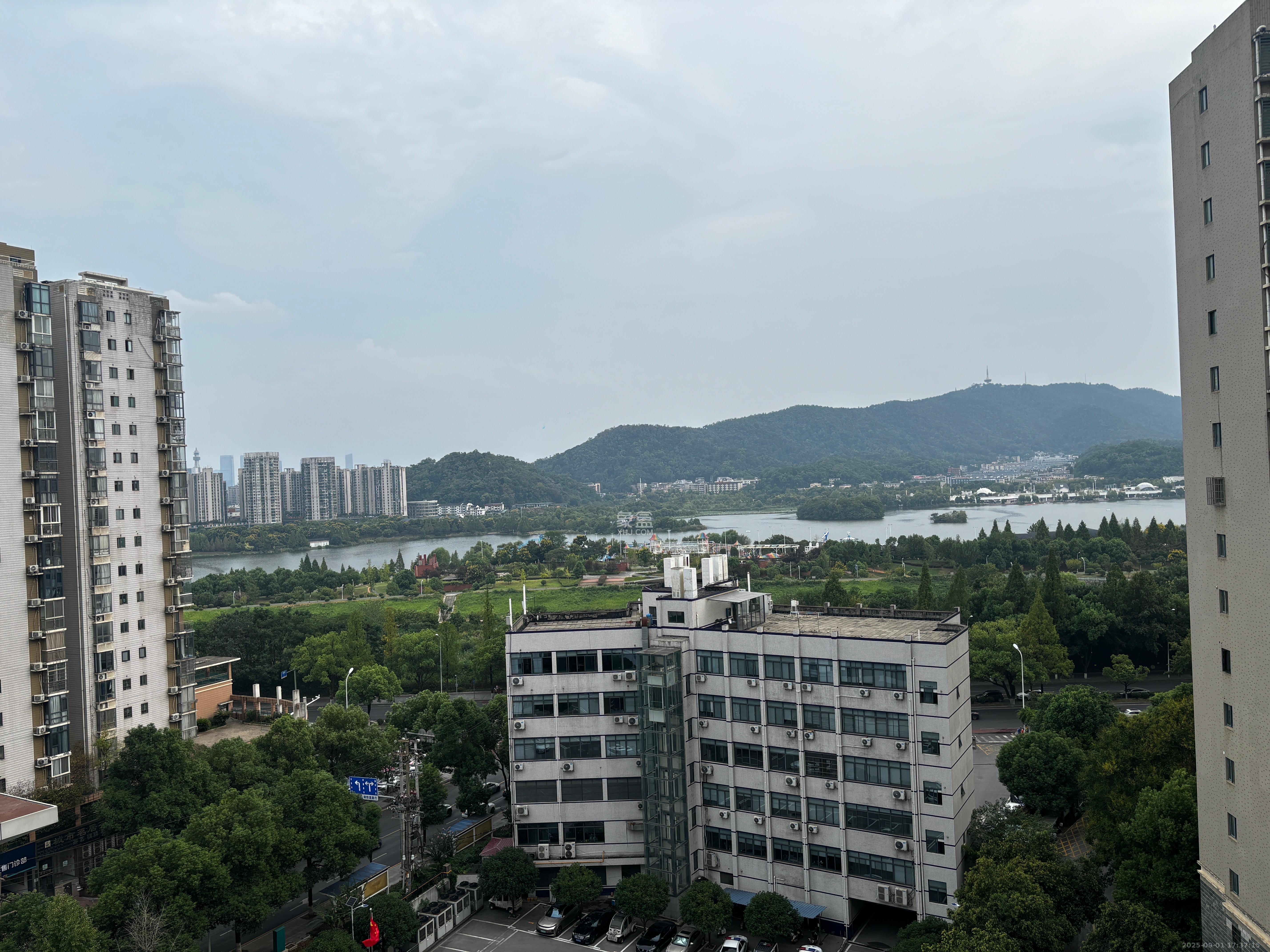 西湖丽景  2室2厅1卫   2600.00元/月室内图