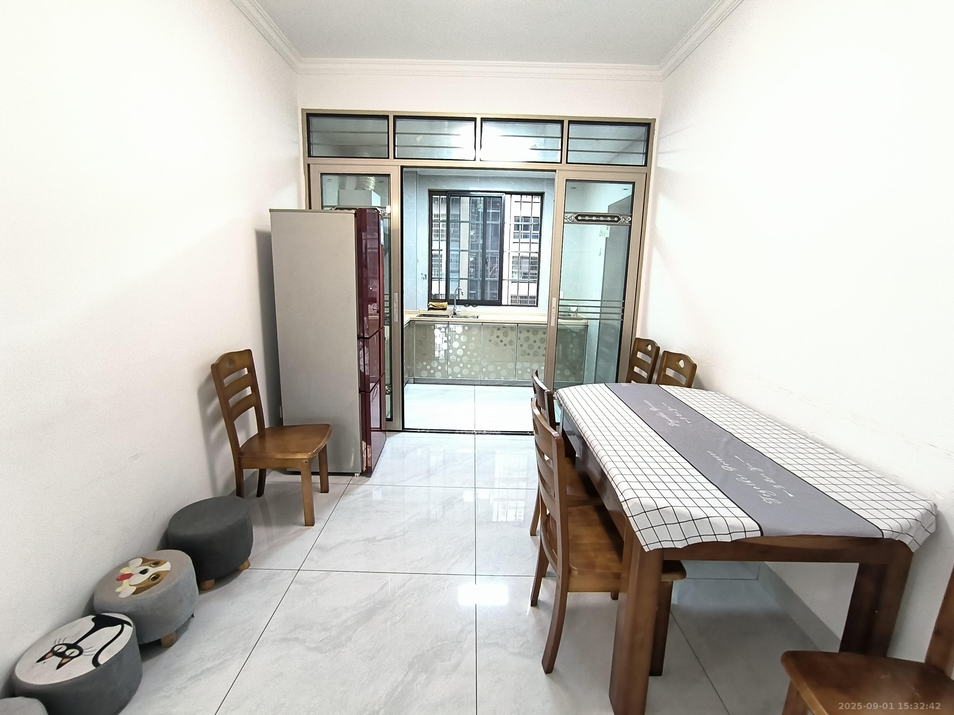 凿石凤凰苑 3室2厅1卫 1600.0元/月 凿石凤凰苑 3室2厅1卫 1600.0元/月室内图