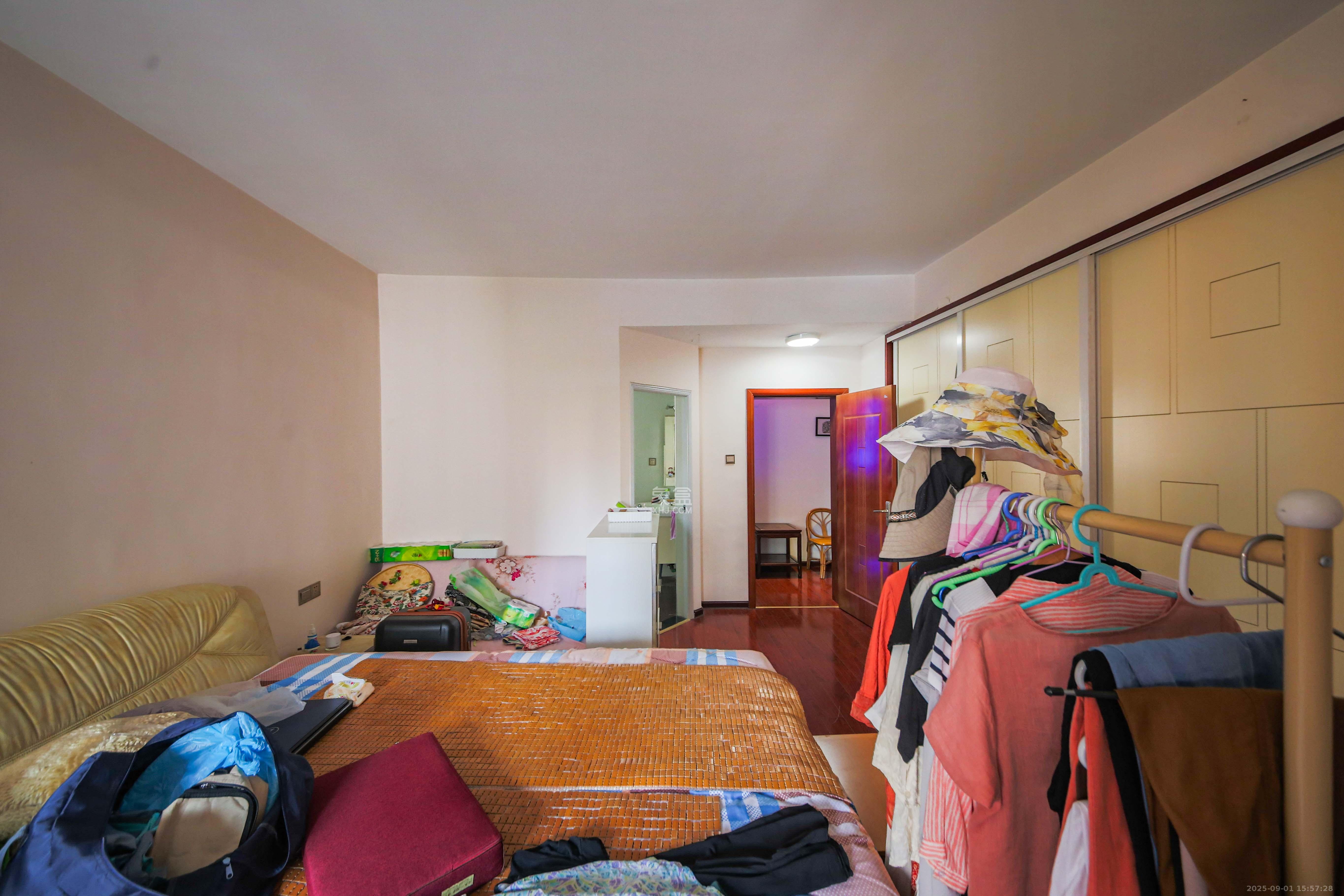 银杏嘉园 5室2厅2卫 233.8万 银杏嘉园 5室2厅2卫 233.8万卧室