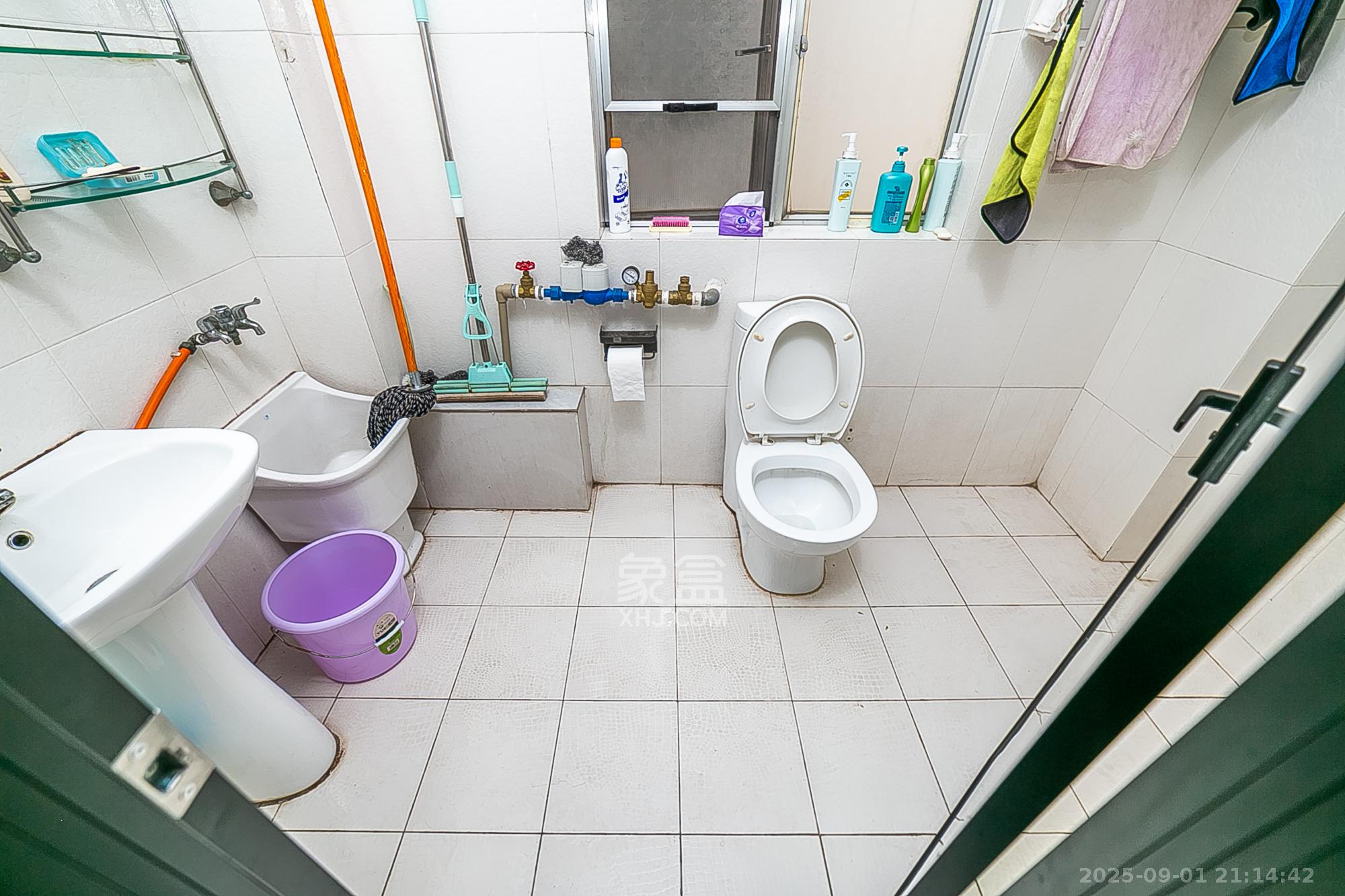 华银园  6室3厅3卫    150.0万卫生间