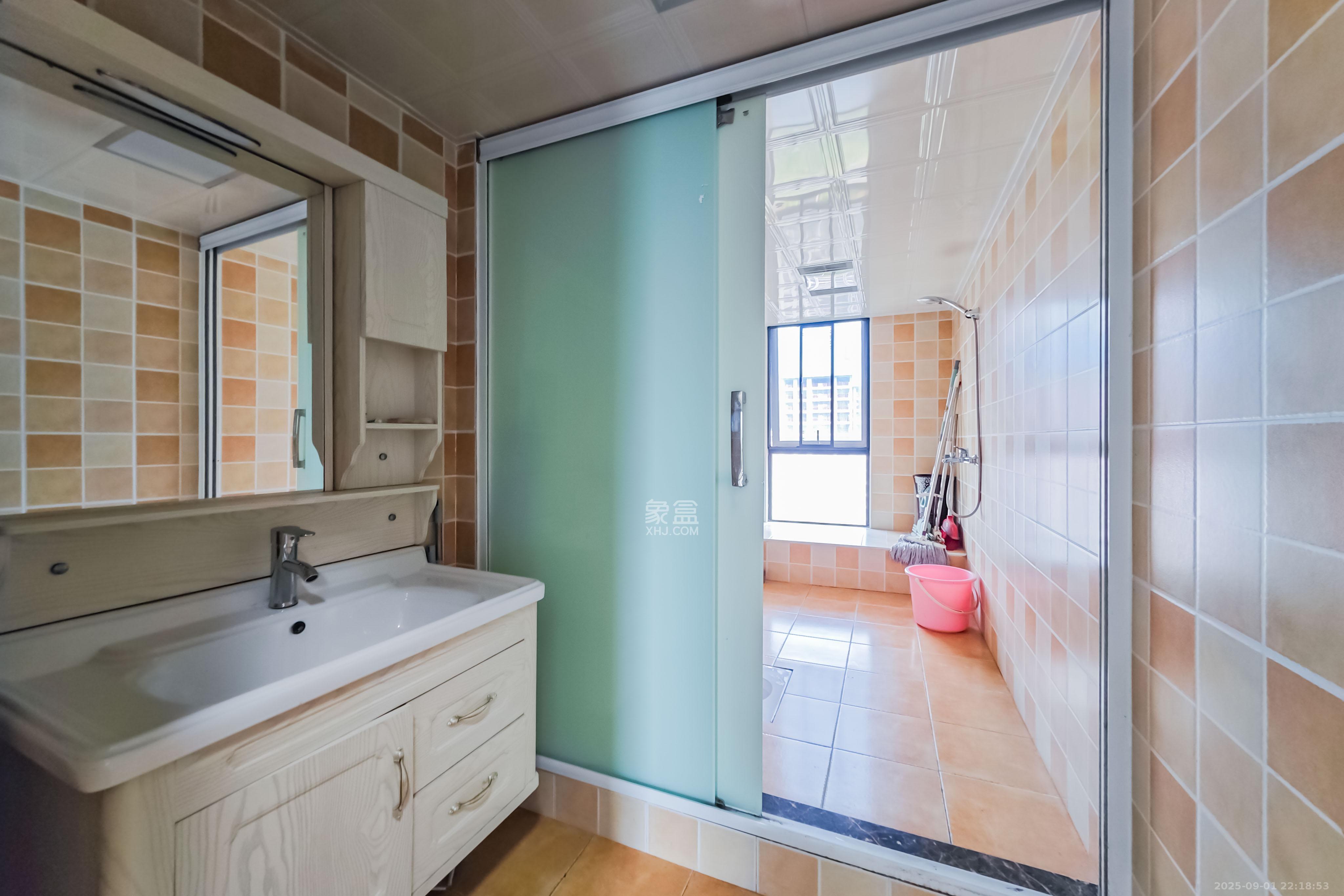 京武浪琴山一、二期  3室2厅2卫    246.0万卫生间