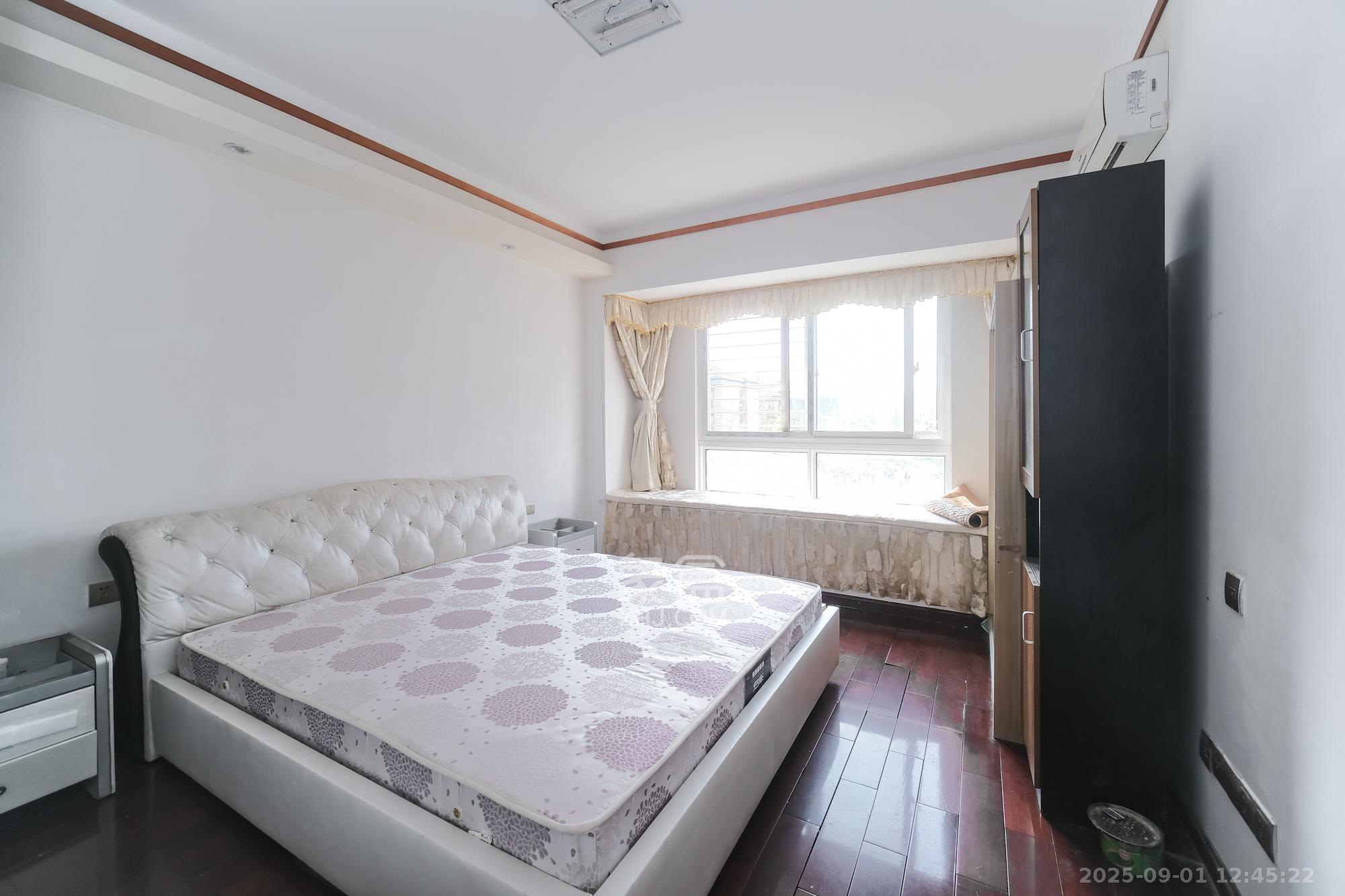 山水湾 4室2厅2卫 90.0万 山水湾 4室2厅2卫 90.0万卧室