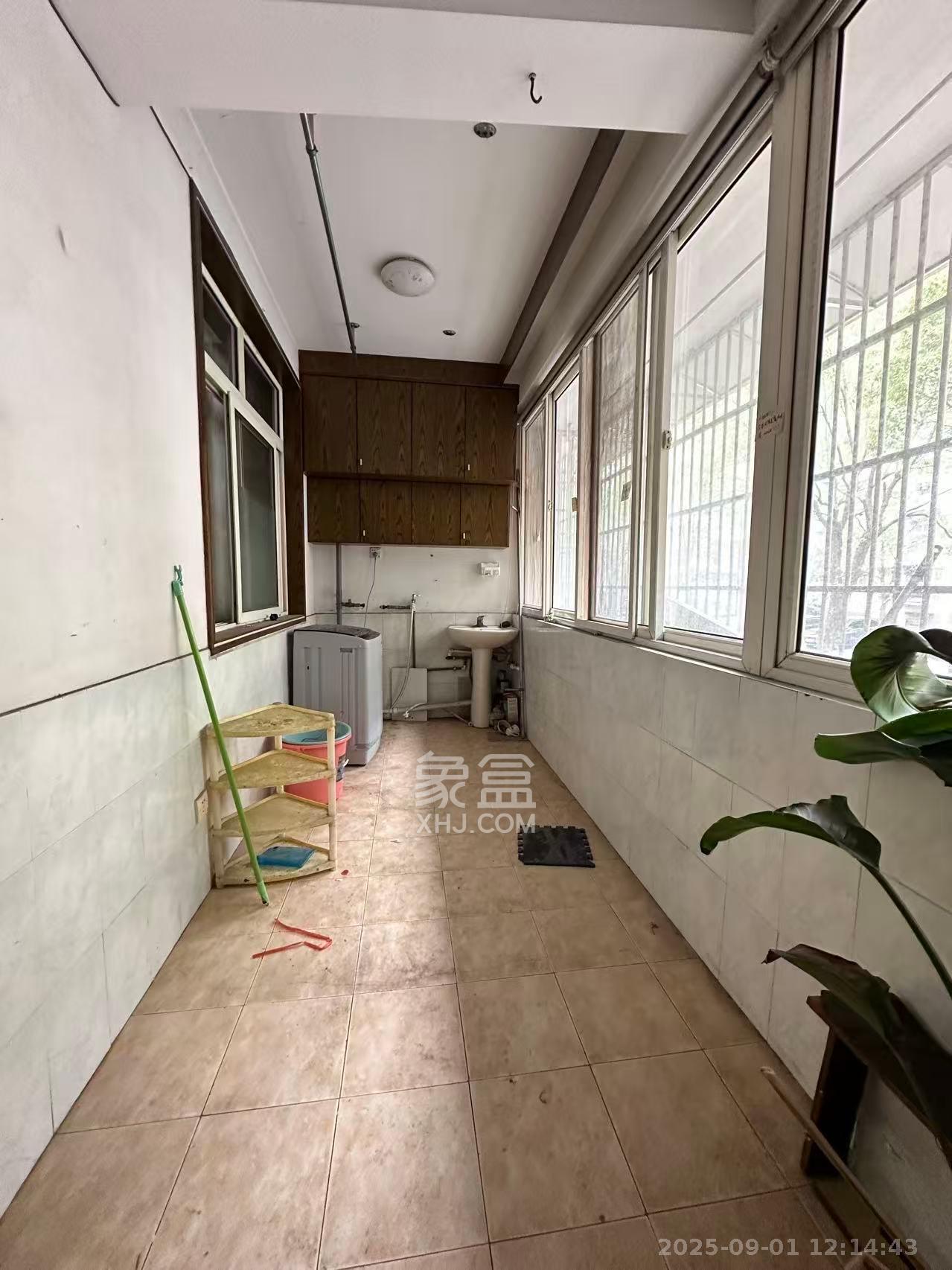 四方小区  4室2厅2卫    2500.0元/月室内图