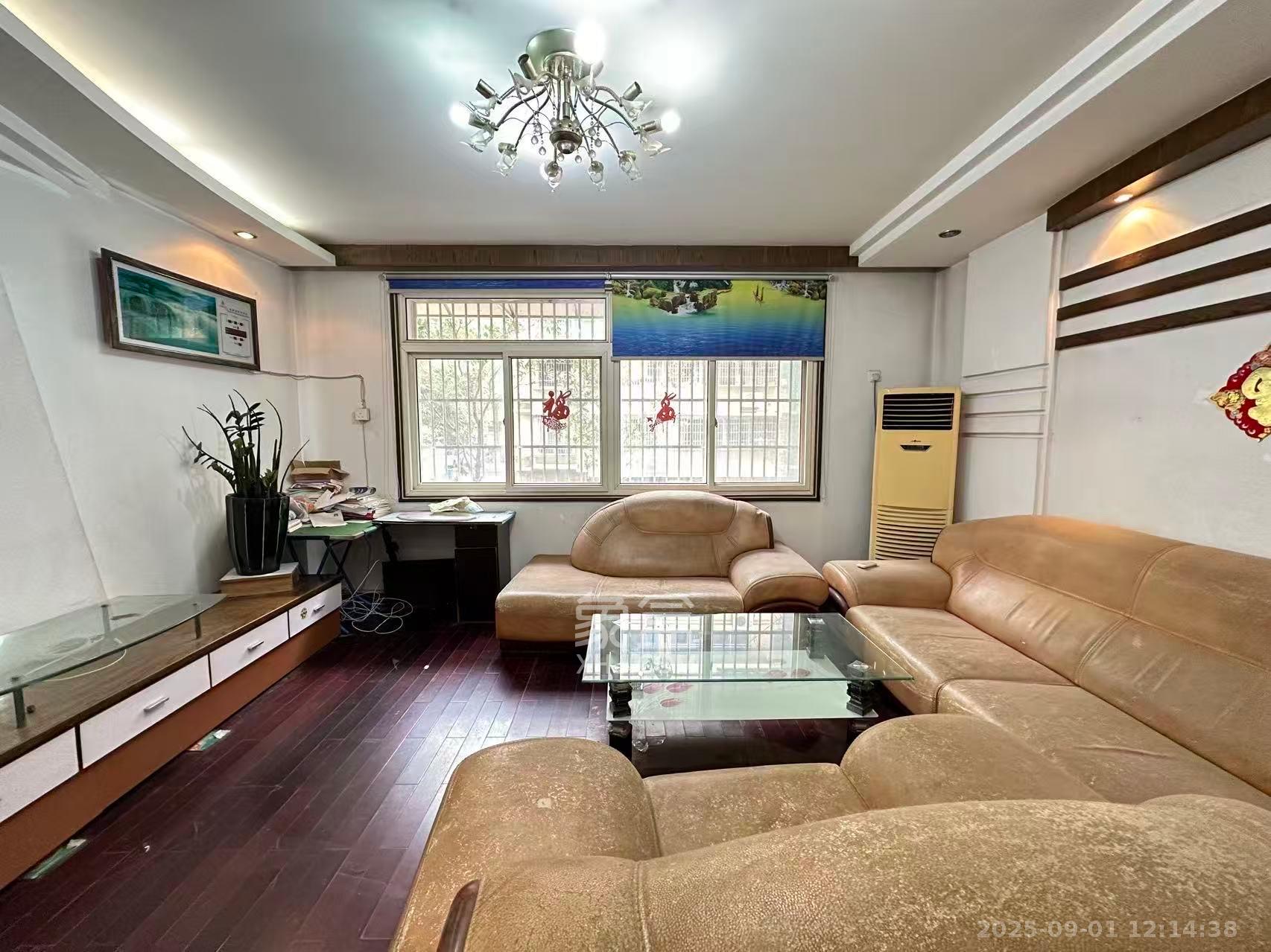 四方小区 4室2厅2卫 2500.0元/月 四方小区 4室2厅2卫 2500.0元/月室内图