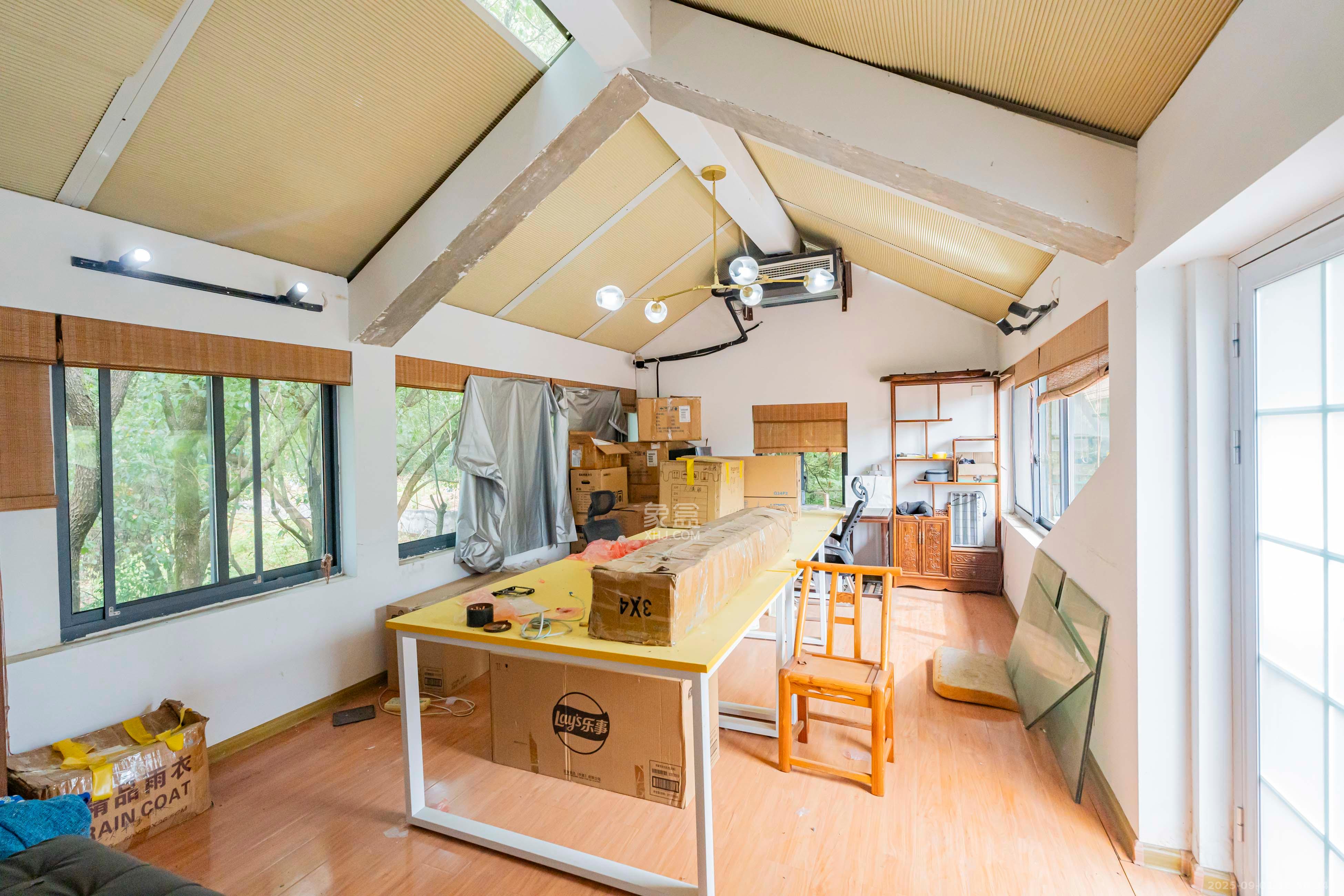 圣爵菲斯  6室3厅1卫    940.0万 圣爵菲斯  6室3厅1卫    940.0万卧室