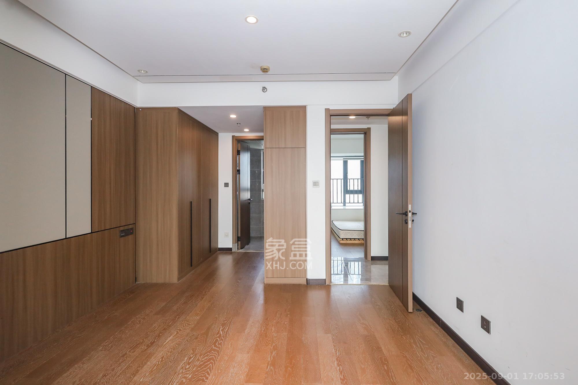 卓越中寰 4室2厅2卫 225.0万 卓越中寰 4室2厅2卫 225.0万卧室