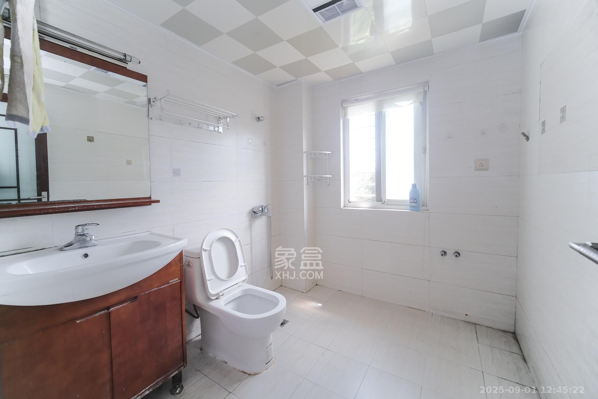 山水湾 4室2厅2卫 90.0万 山水湾 4室2厅2卫 90.0万卫生间