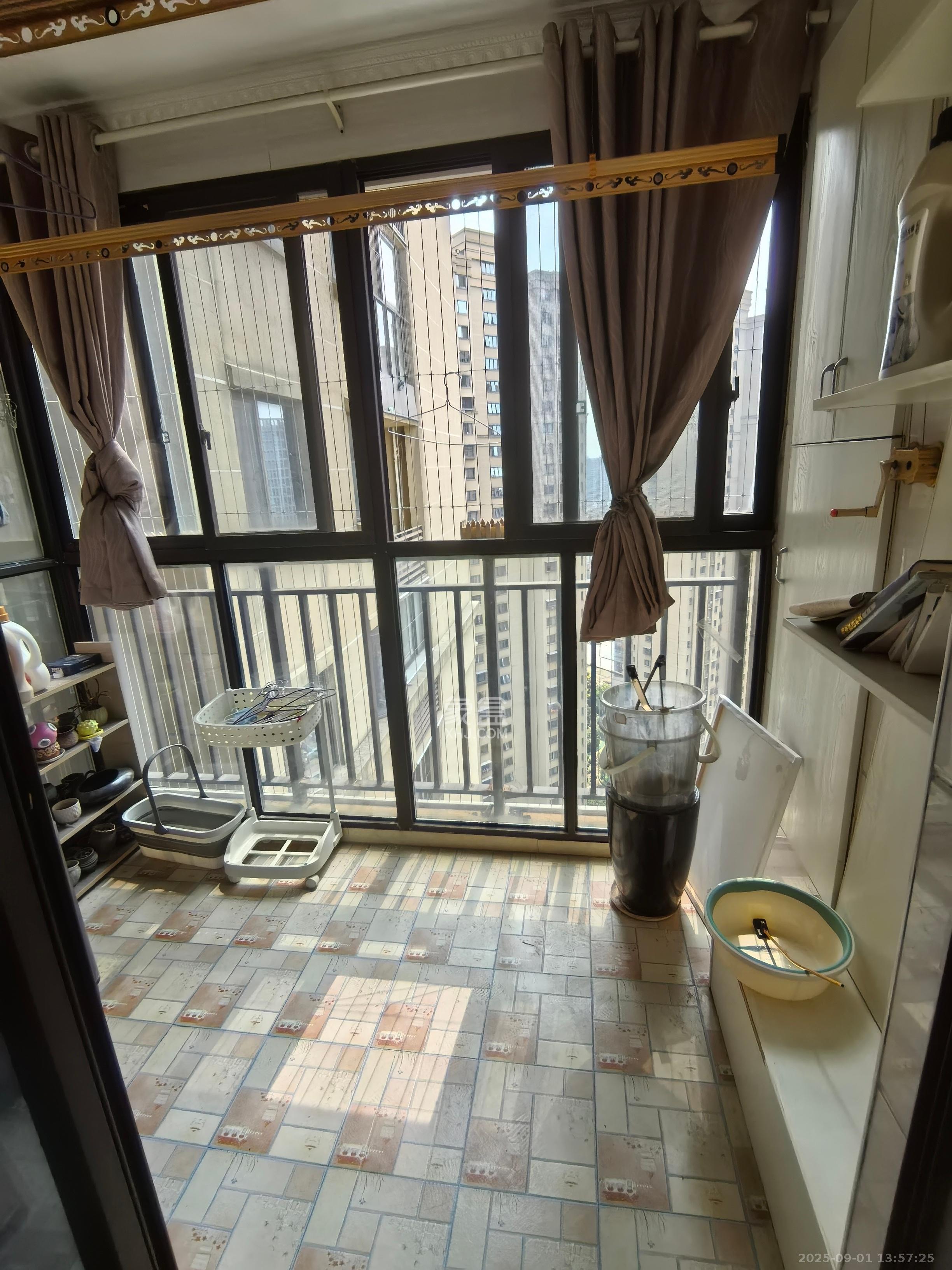 华润置地广场一期  3室2厅2卫    2200.0元/月 华润置地广场一期  3室2厅2卫    2200.0元/月室内图