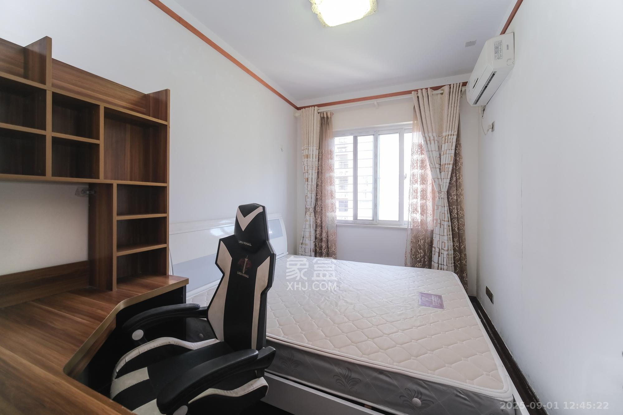 山水湾 4室2厅2卫 90.0万 山水湾 4室2厅2卫 90.0万卧室