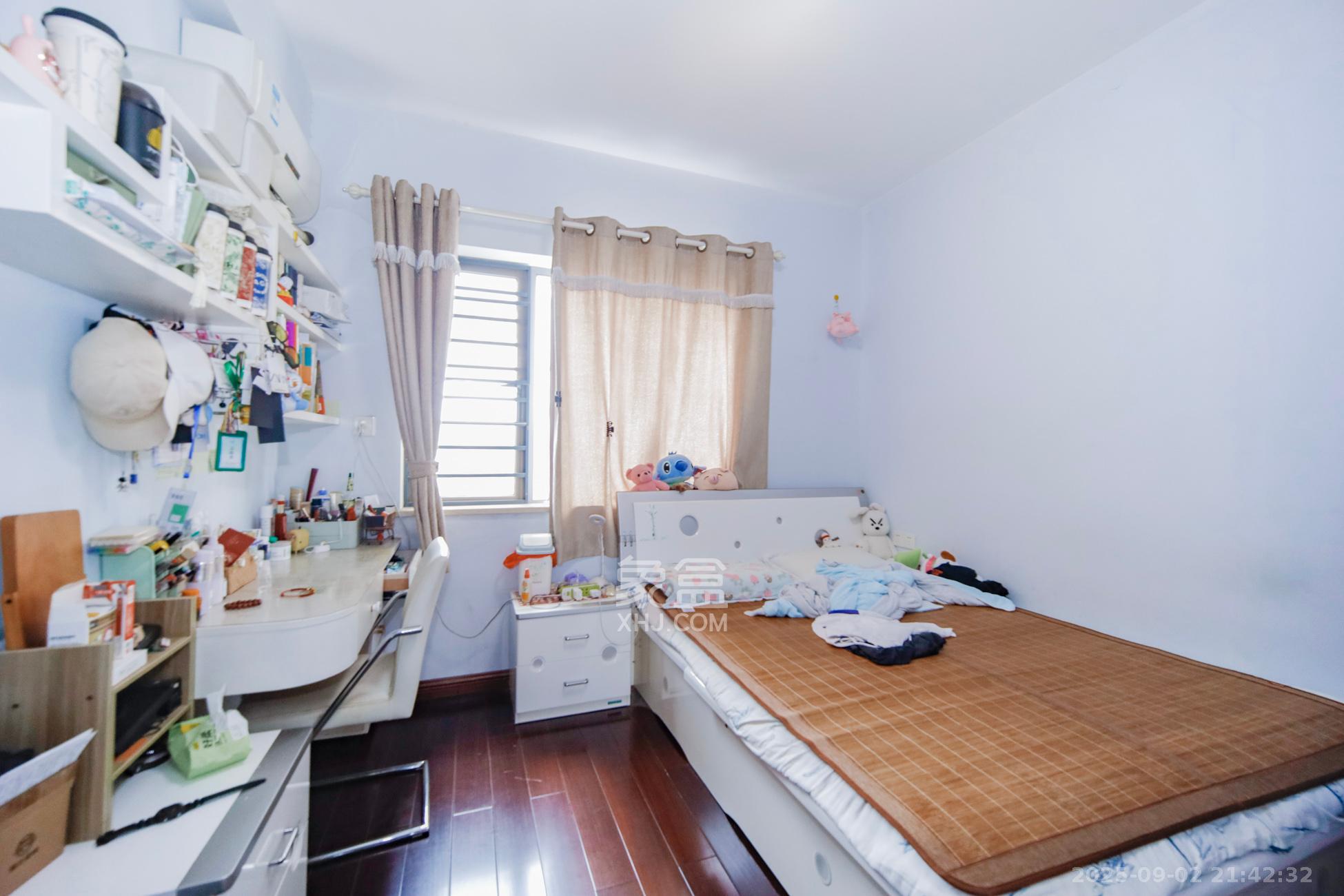 上海城小区  4室2厅2卫    128.0万卧室