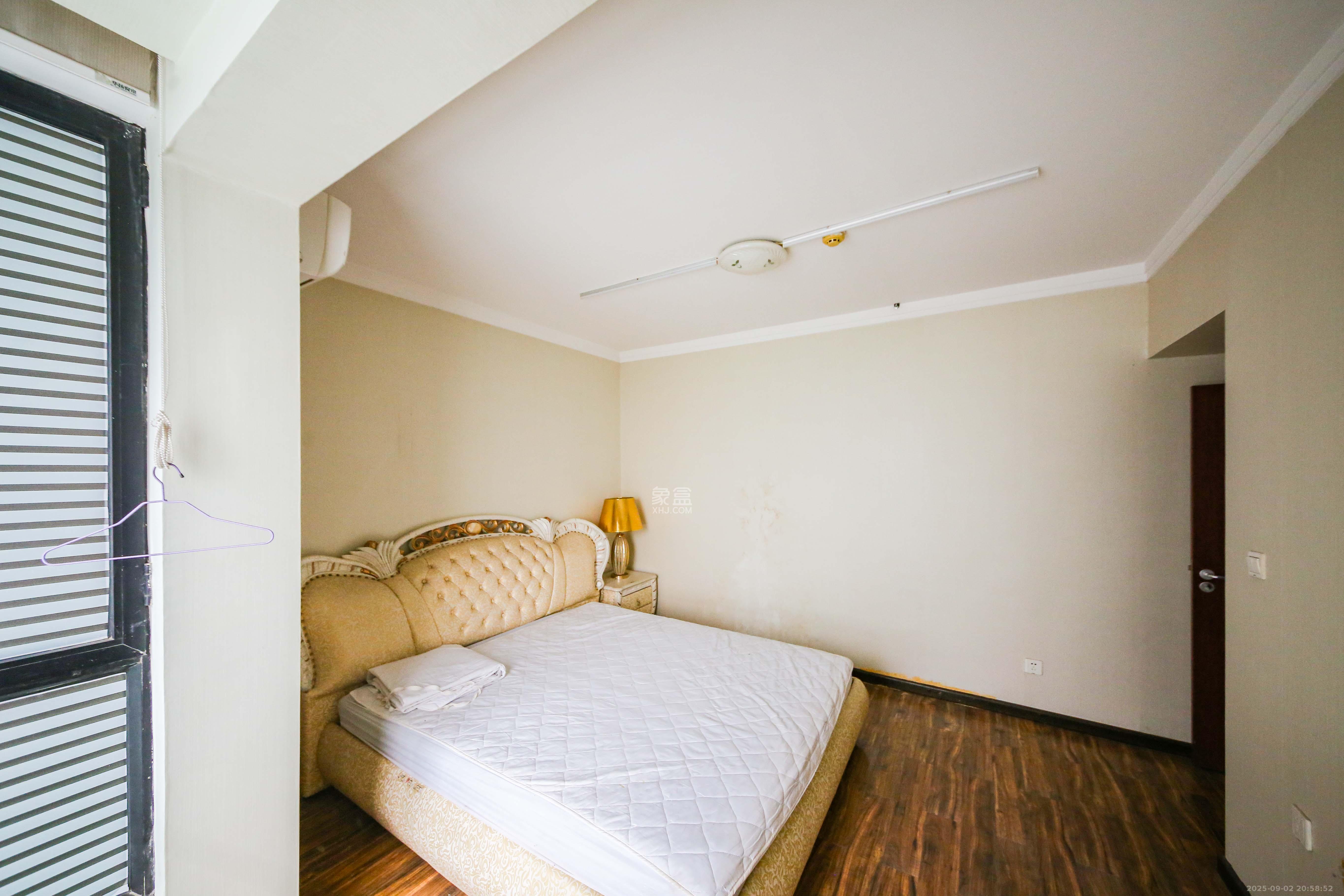 标志商务中心  1室1厅1卫    30.0万 标志商务中心  1室1厅1卫    30.0万卧室