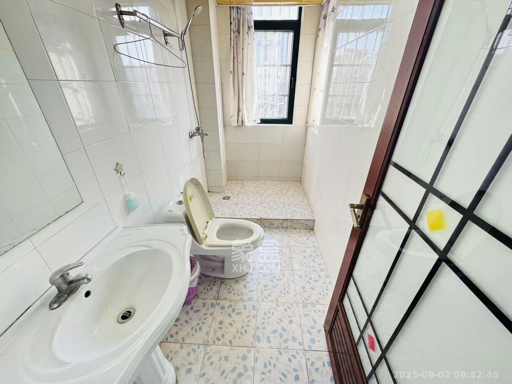 南国新城 3室2厅2卫 2400.0元/月 南国新城 3室2厅2卫 2400.0元/月室内图