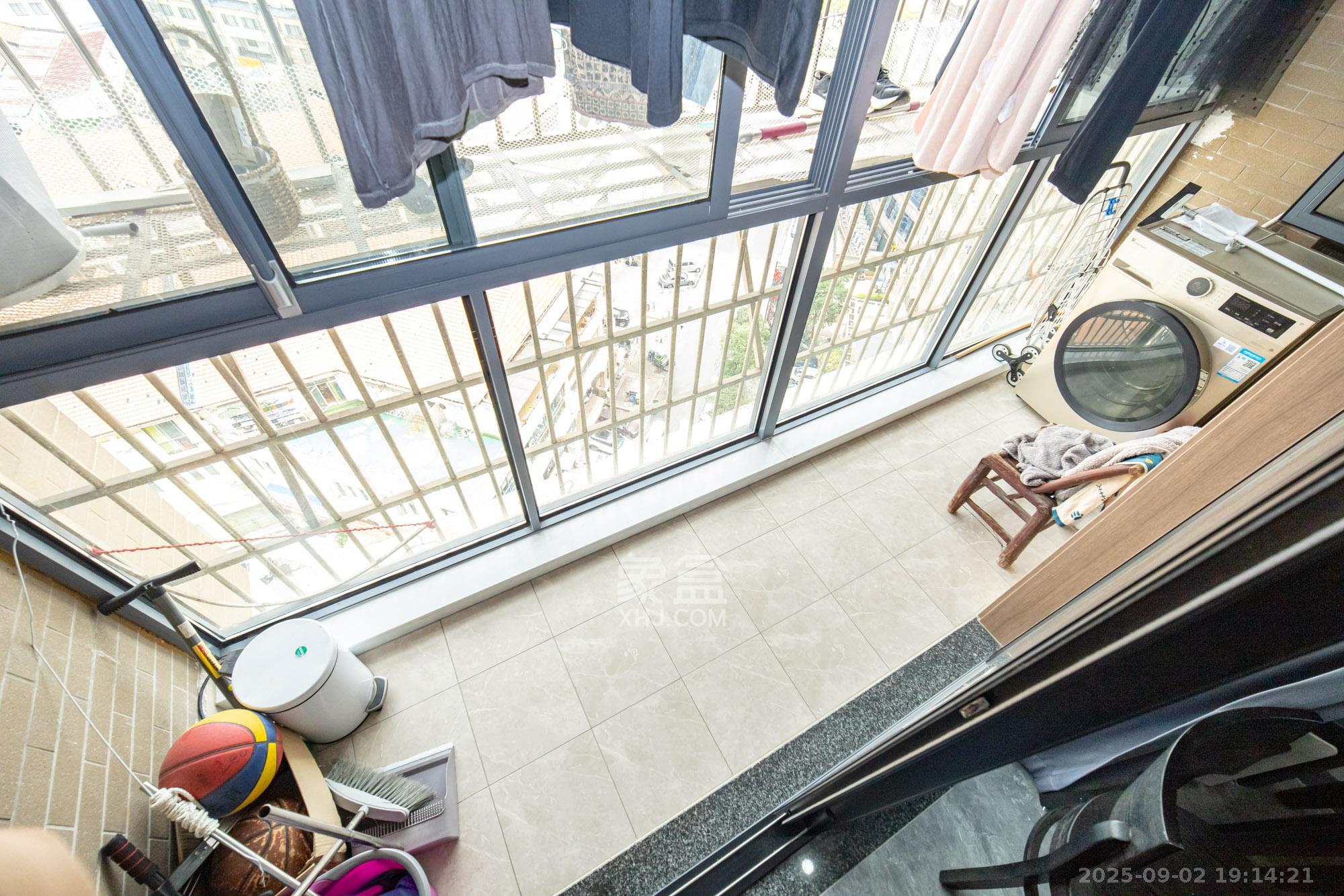 未来现代城  3室2厅1卫    71.8万 未来现代城  3室2厅1卫    71.8万阳台