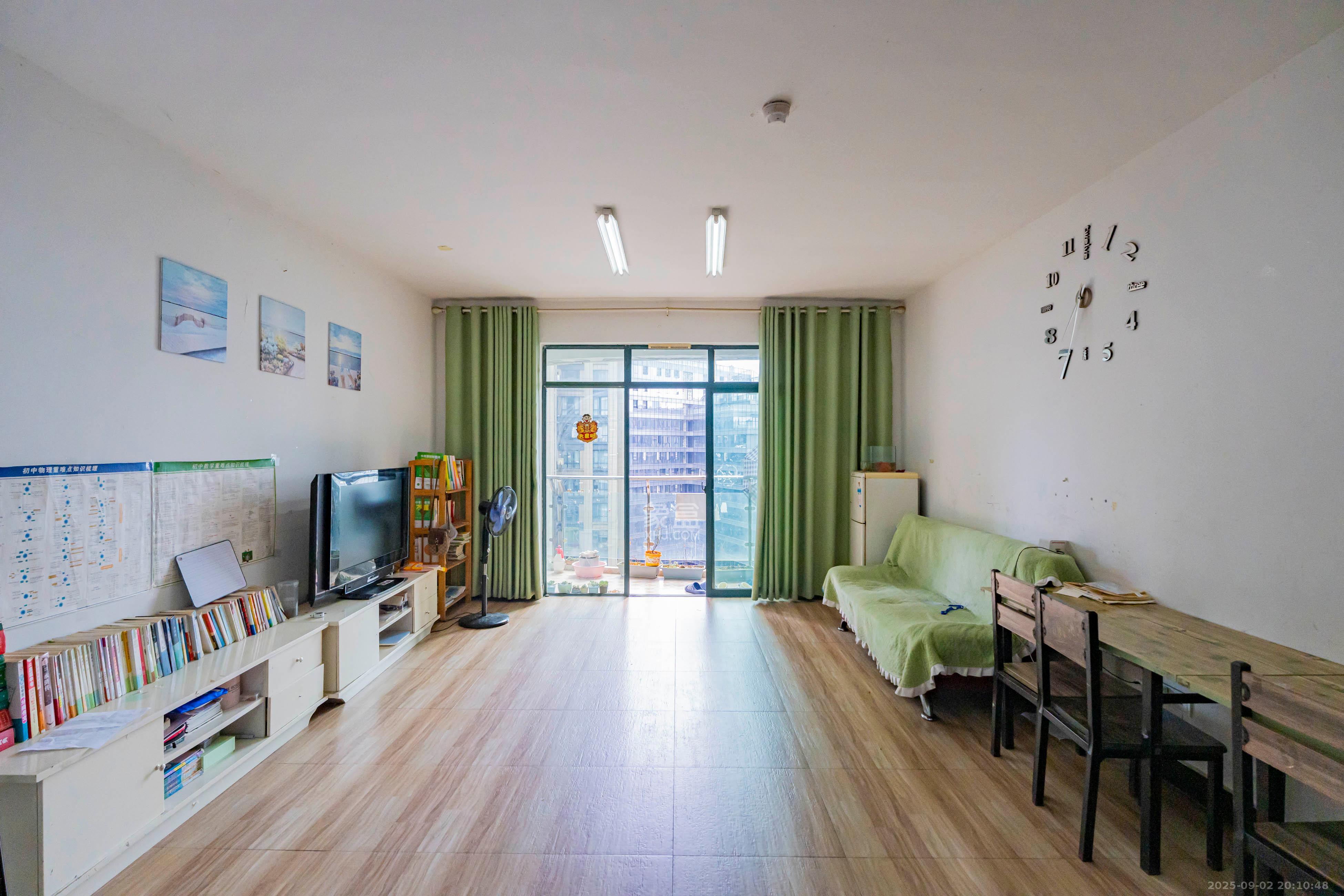 华盛新外滩  4室2厅1卫    198.0万 华盛新外滩  4室2厅1卫    198.0万客厅