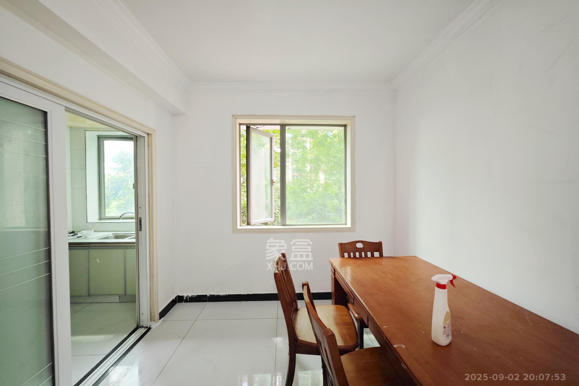 新城新世界一二三期 3室2厅1卫 92.0万 新城新世界一二三期 3室2厅1卫 92.0万客厅