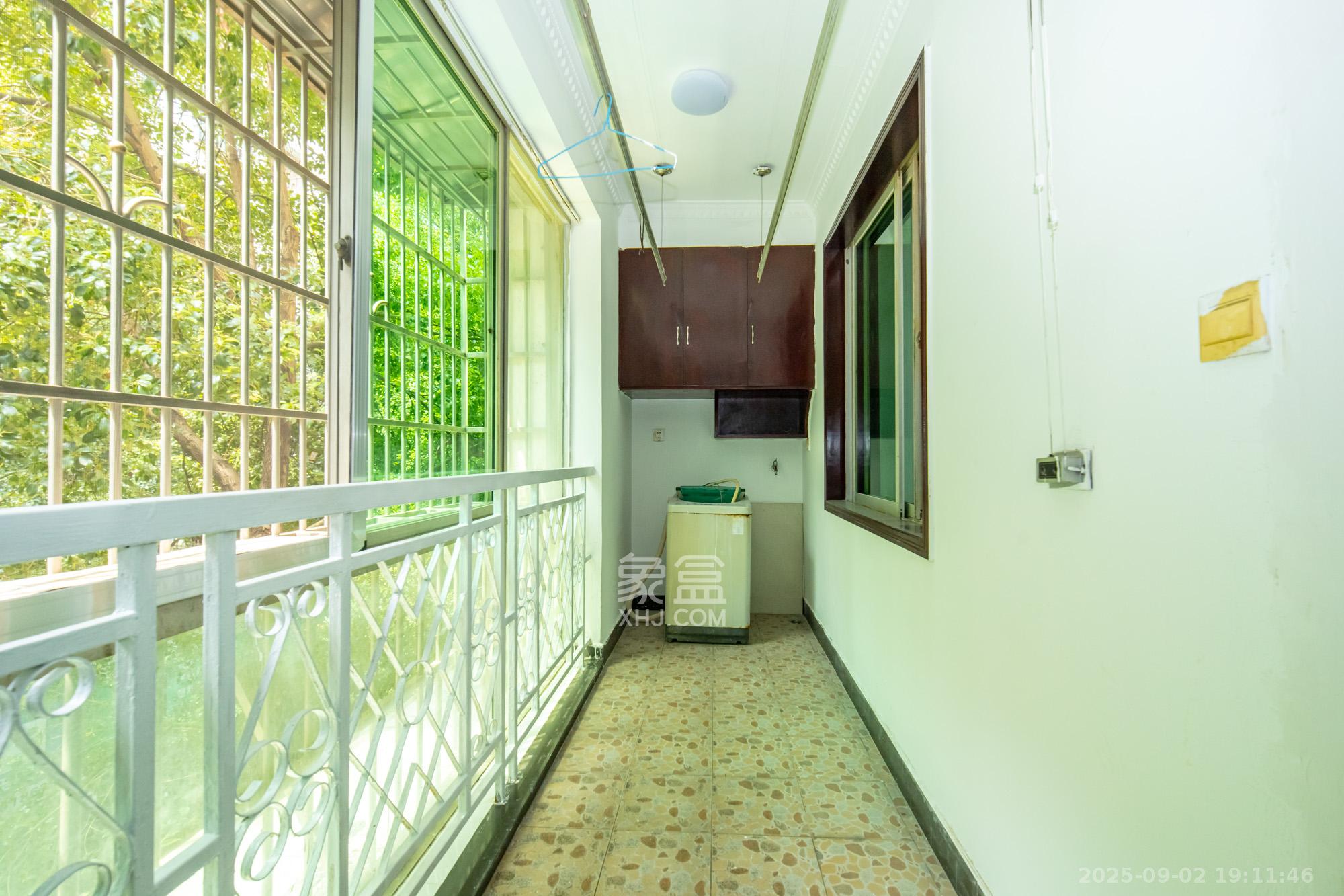 中南汽车世界  1室2厅1卫    43.8万 中南汽车世界  1室2厅1卫    43.8万阳台