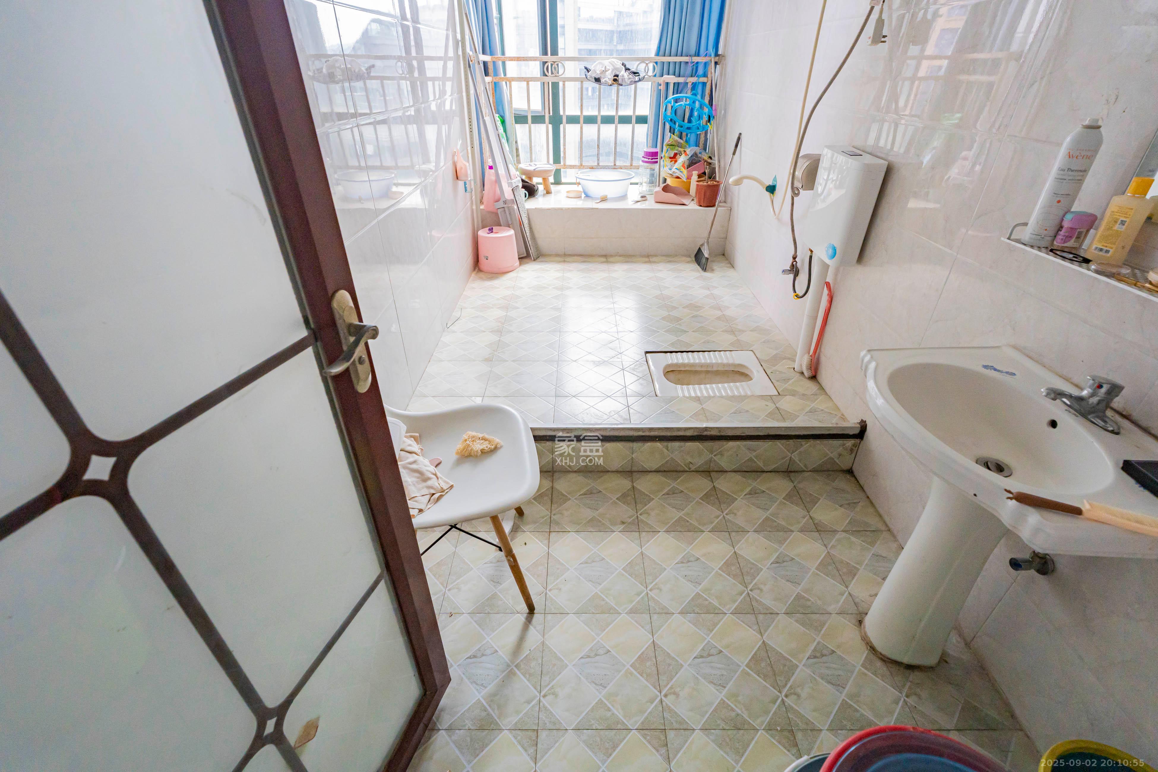 华盛新外滩  4室2厅1卫    198.0万 华盛新外滩  4室2厅1卫    198.0万卫生间